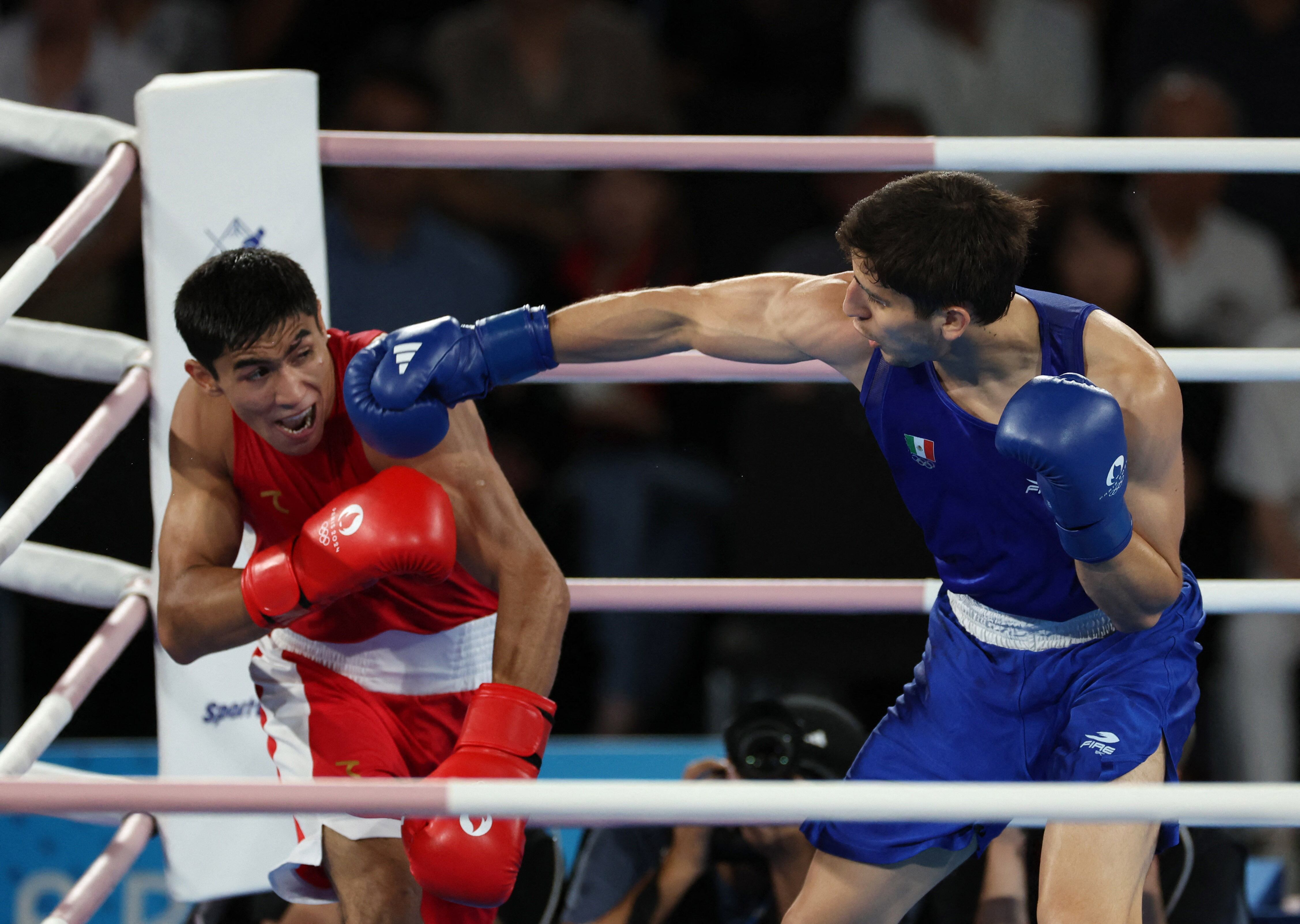 Paris 2024 Olympics - Boxing - Men's 71kg - Final - Roland-Garros Stadium, Paris, France - August 09, 2024. Marco Alonso Verde Alvarez of Mexico in action against Asadkhuja Muydinkhujaev of Uzbekistan. REUTERS/Pilar Olivares