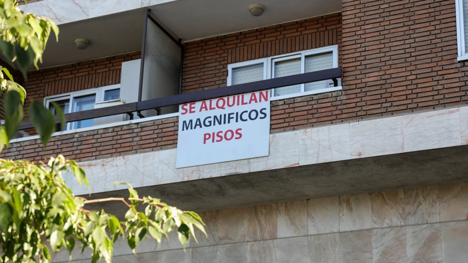 En el balcón de un piso, se ve colgado un cartel en el que se lee 'Se alquilan magníficos pisos'.
29 julio 2019, alquiler, piso, edificio. 
Jesús Hellín / Europa Press
(Foto de ARCHIVO)
19/7/2019