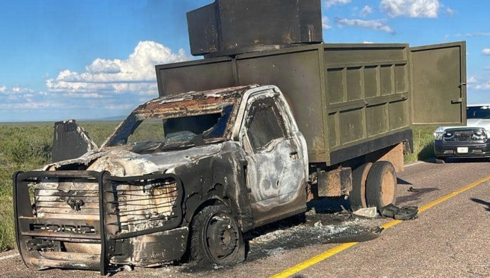 Vehículo calcinado durante enfrentamientos entre células del Cártel de Juárez y del Cártel de Sinaloa en la zona de Ojinaga, Chihuahua. (Fiscalía de Chihuahua)