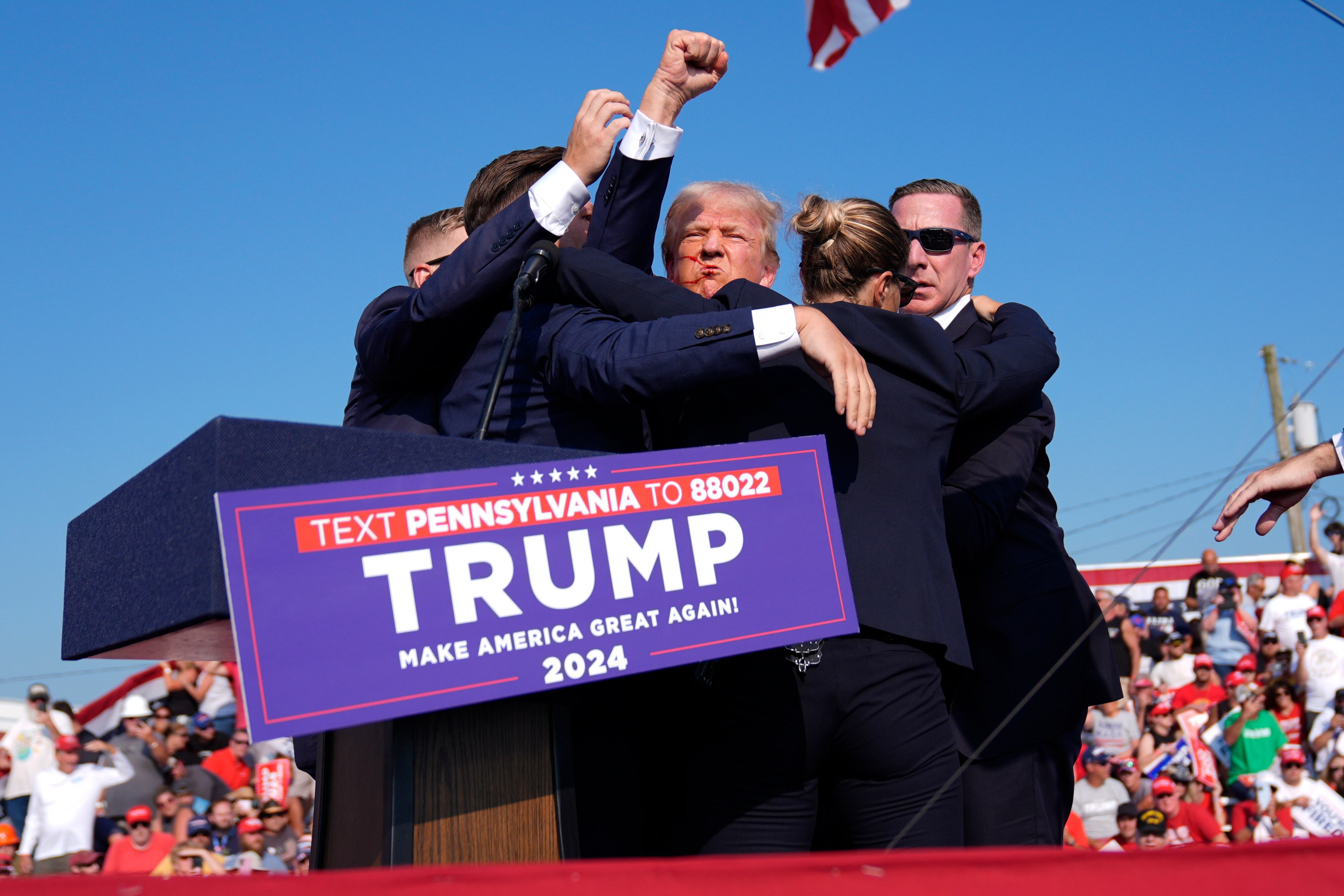 El expresidente Donald Trump es rodeado por agentes del Servicio Secreto de Estados Unidos en un acto de campaña, el sábado 13 de julio de 2024, en Butler, Pensilvania (AP Foto/Evan Vucci)