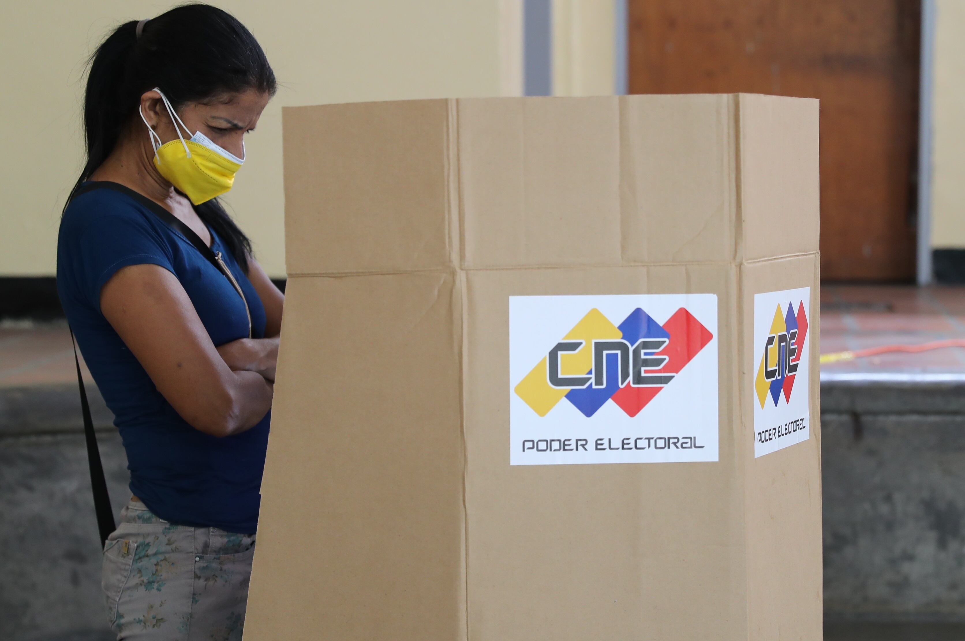 Una persona participando en un simulacro electoral programado   (EFE/ Miguel Gutiérrez)
