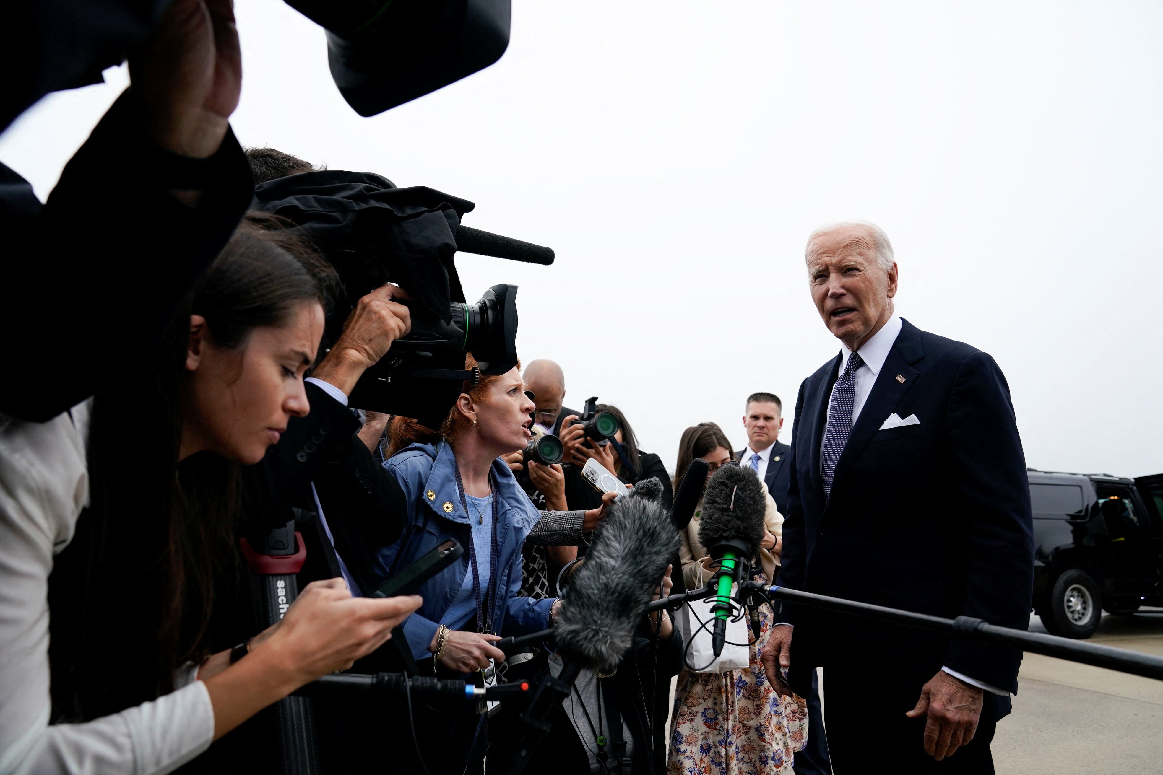 Biden habla con los medios de comunicación a su llegada a la Base Aérea de Dover en Dover, Delaware (REUTERS/Elizabeth Frantz)