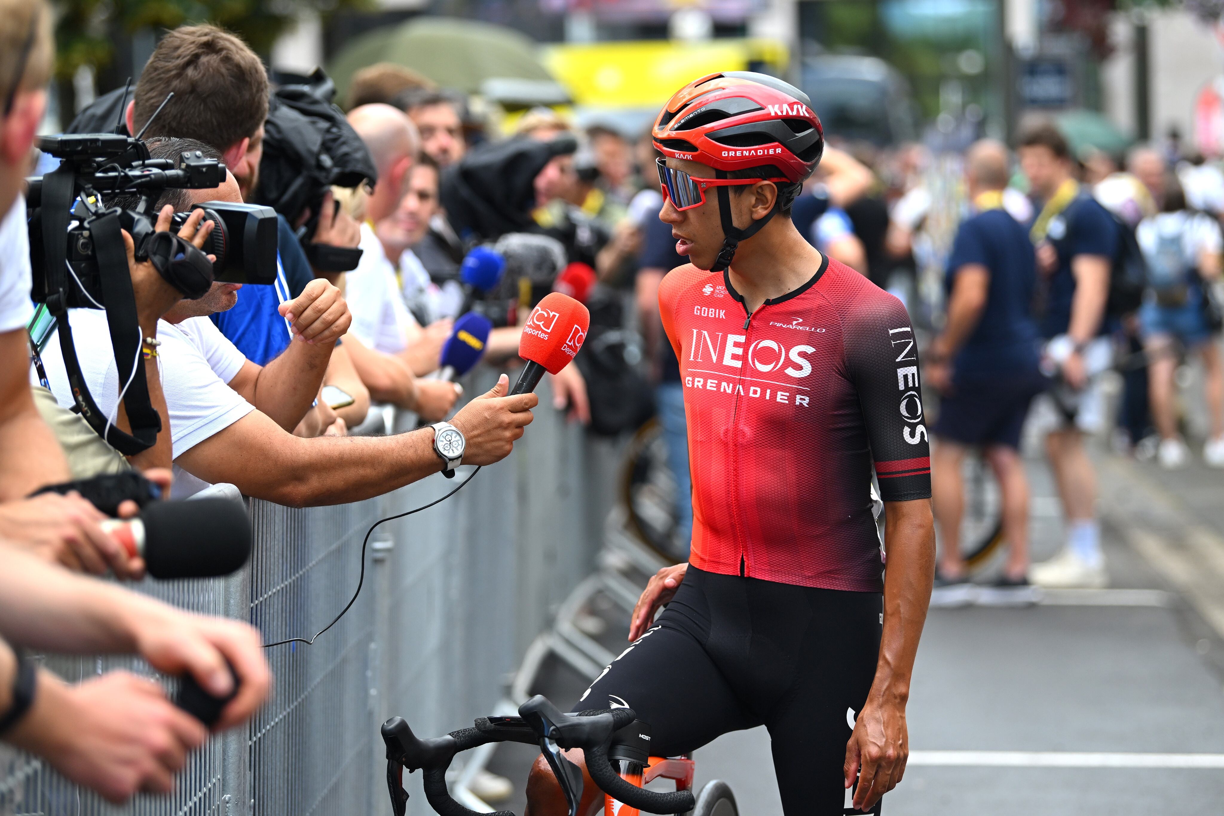 Egan Bernal hablando frente a los medios de comunicación colombianos tras culminada la etapa 12 del Tour de Francia- crédito @INEOSGrenadiers / X