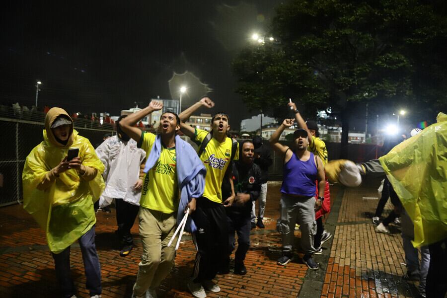 Hinchas del Atlético Bucaramanga celebran su primera victoria de la Liga BetPlay I del fútbol profesional colombiano afuera del Estadio Nemesio Camacho El Campin. - crédito Lina Gasca / Colprensa