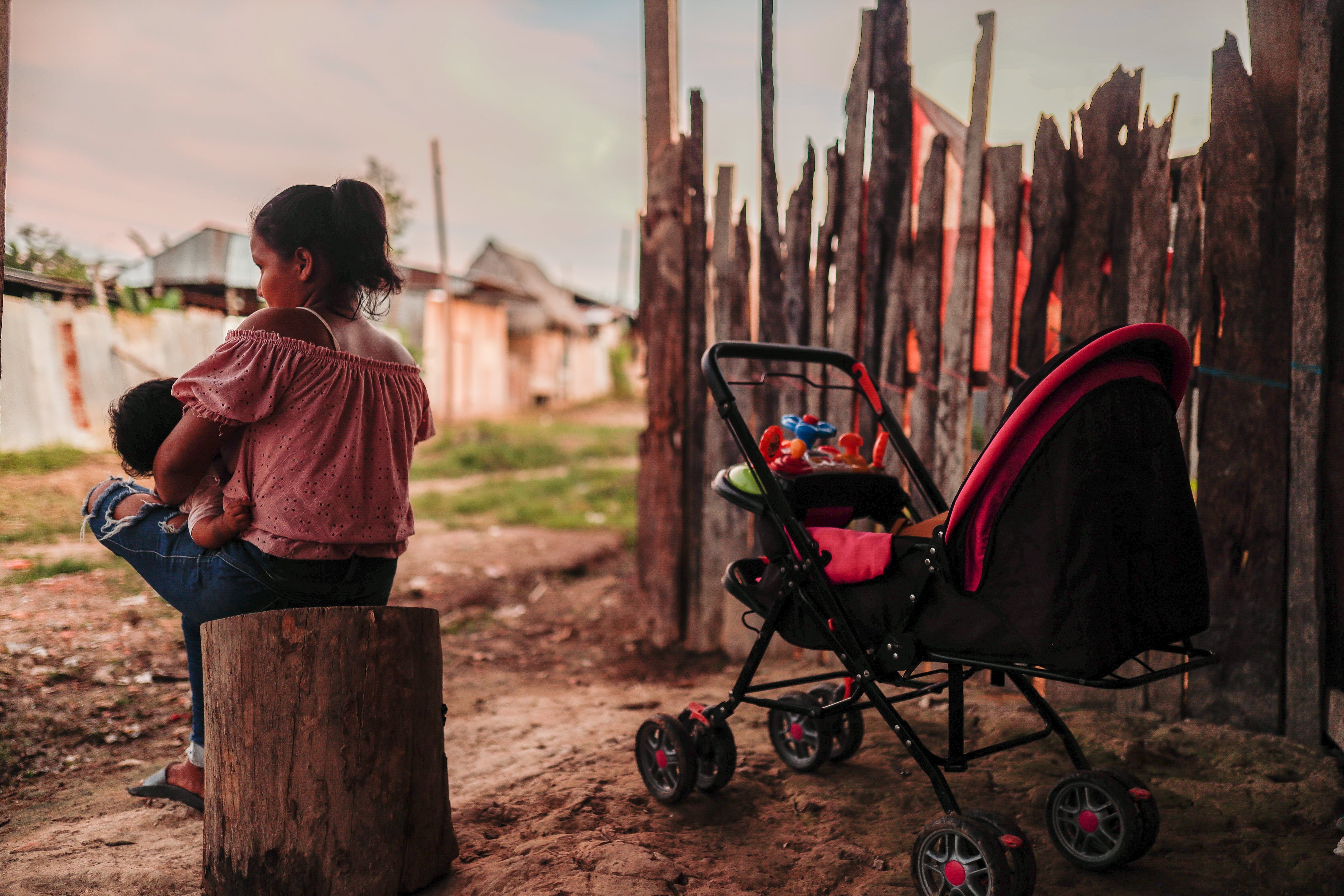 La falta de educación sexual integral y el acceso limitado a métodos anticonceptivos son factores clave en el aumento del embarazo adolescente - crédito Aldair Mejía/EFE
