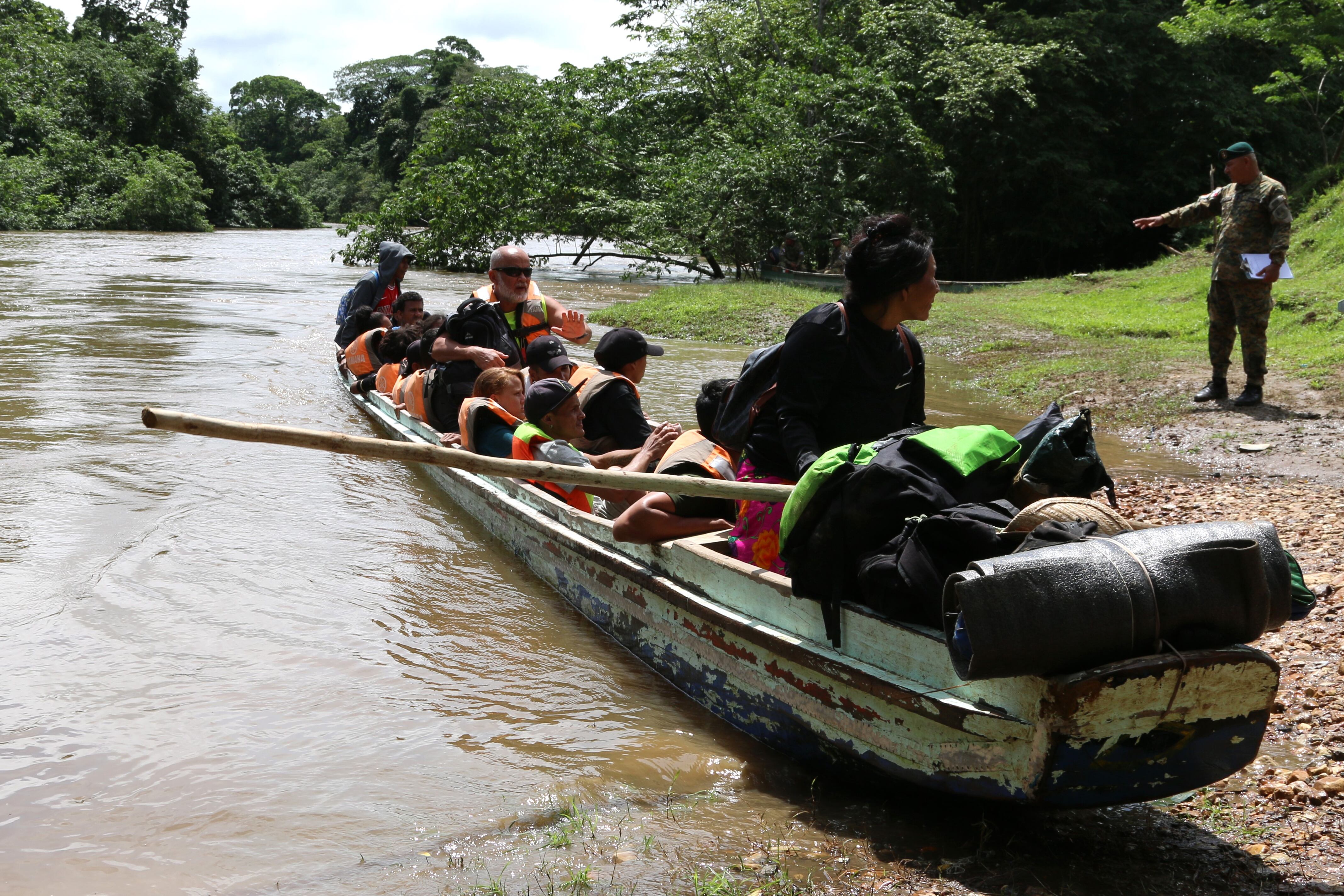 Fotografía de migrantes llegando en canoa al Darién en Panamá. EFE/ Moncho Torres
