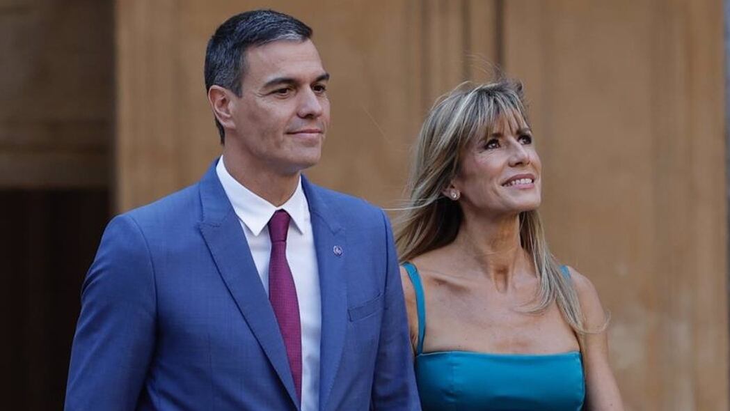  El presidente del Gobierno en funciones, Pedro Sánchez, junto a su mujer, Begoña Gómez, a su llegada al Palacio de Carlos V para la visita que junto a los Reyes y los líderes invitados a la III Cumbre de la Comunidad Política Europea (CPE) realizan a la Alhambra. (Álex Cámara/Europa Press)
