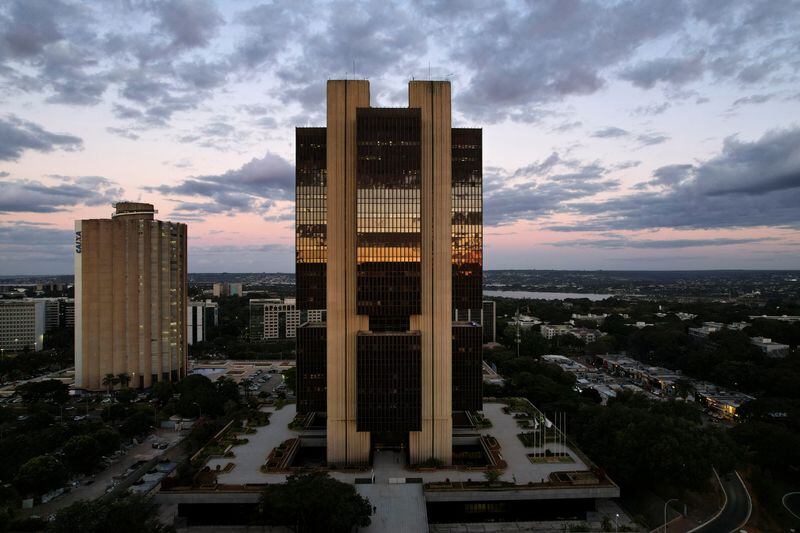 Un dron muestra el edificio de la sede del Banco Central de Brasil durante la puesta de sol en Brasilia (REUTERS/Adriano Machado)