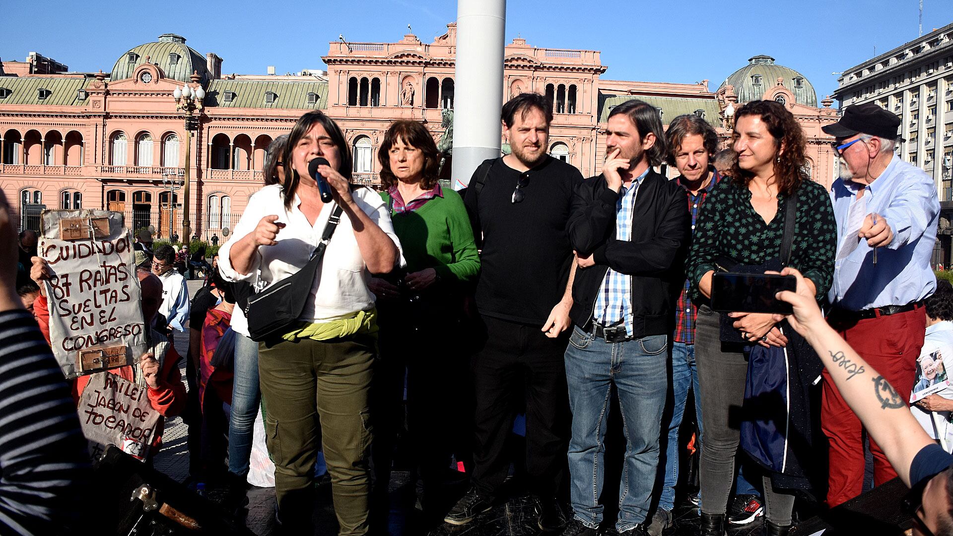 La izquierda se juntó en la Plaza de Mayo para protestar por el día del jubilado: críticas al Gobierno y reclamos a la CGT