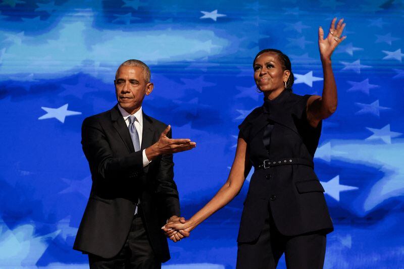 La ex primera dama estadounidense Michelle Obama saluda a su marido, el expresidente estadounidense Barack Obama, en el escenario durante el segundo día de la Convención Nacional Demócrata (DNC) en Chicago, Illinois, EEUU. 20 de agosto de 2024. REUTERS/Alyssa Pointer