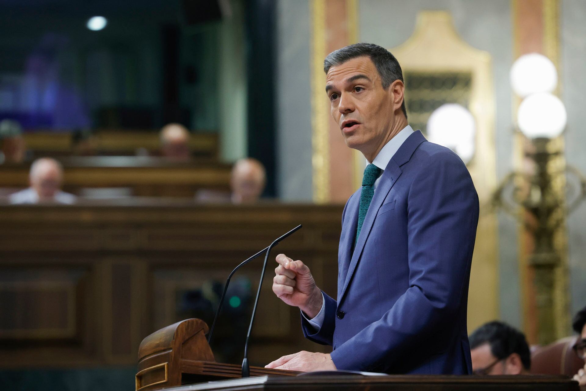 MADRID, 17/07/2024.- El presidente del Gobierno, Pedro Sánchez, interviene en el Congreso para presentar el plan de calidad democrática que incluirá la limitación de la financiación pública de los medios de comunicación y que tendrá que pactar con los grupos parlamentarios para que el Congreso pueda aprobarlo después del verano. EFE/ Zipi Aragon