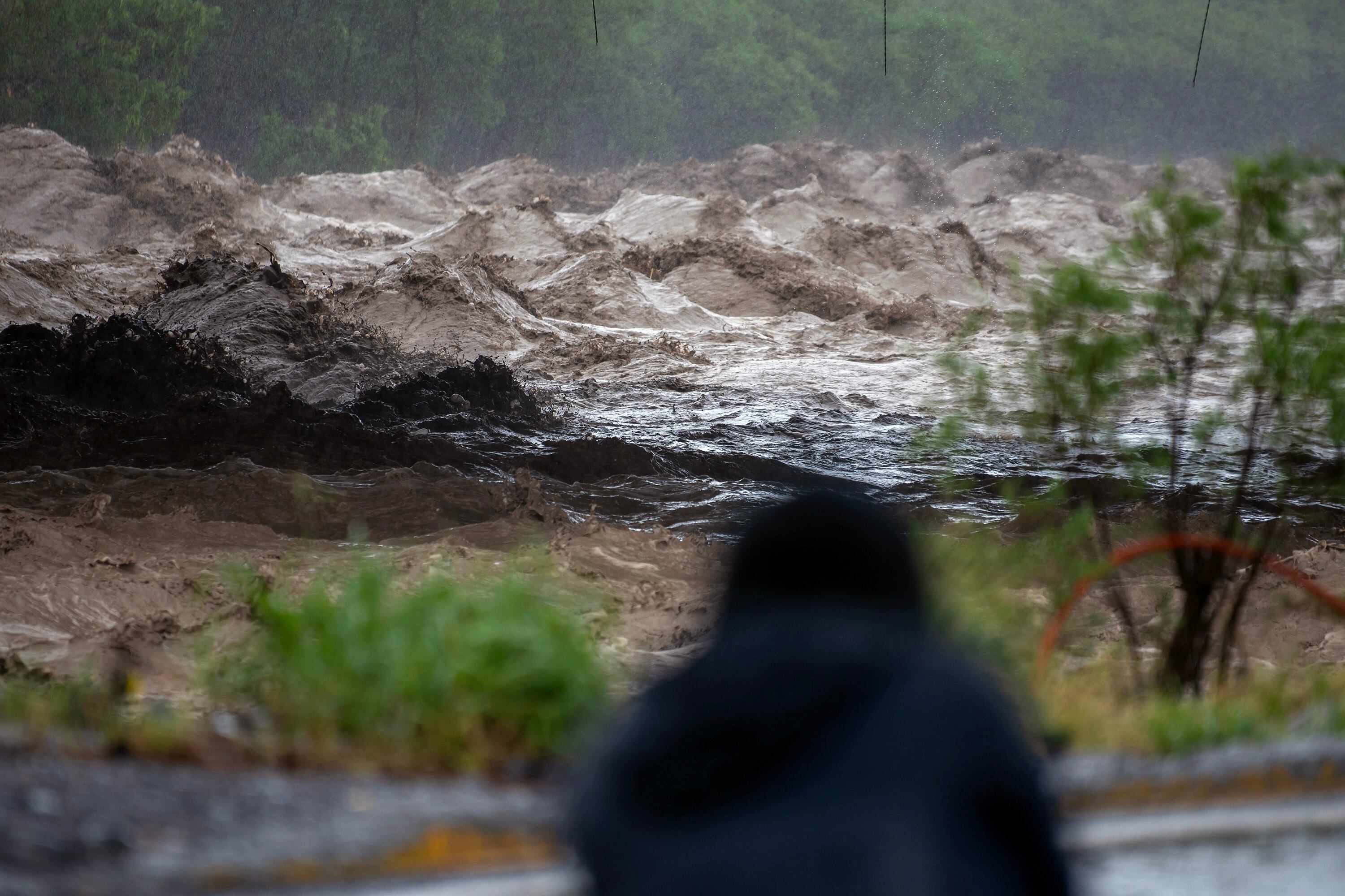 Una persona observa el aumento del Río Santa Catarina, debido a las precipitaciones del paso de la tormenta 'Alberto', este jueves en Monterrey, Nuevo León (México). EFE/Miguel Sierra
