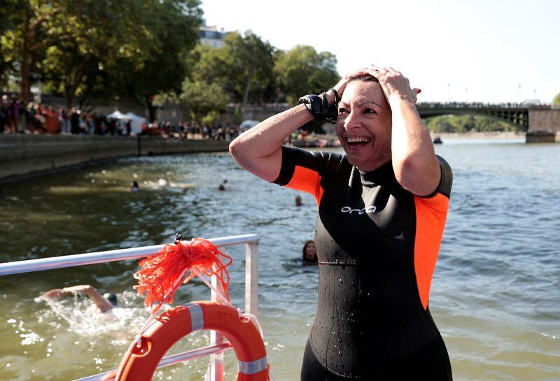 La alcaldesa de París, Anne Hidalgo, tras nadar en el río Sena, en París (Reuters)