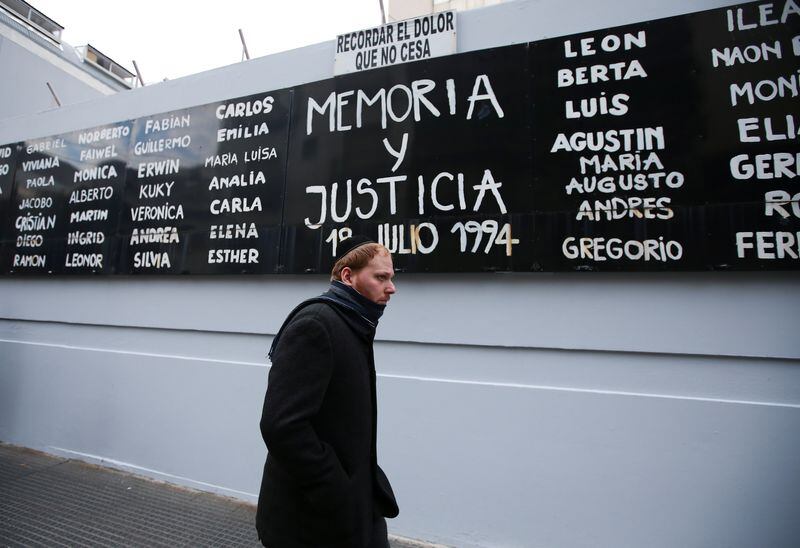 Foto de archivo - Un cartel que dice "Memoria y Justicia" con los nombres de las víctimas de un ataque con bomba contra la mutual judía AMIA en 1994 en Buenos Aires  Foto de archivo. REUTERS/Agustin Marcarian