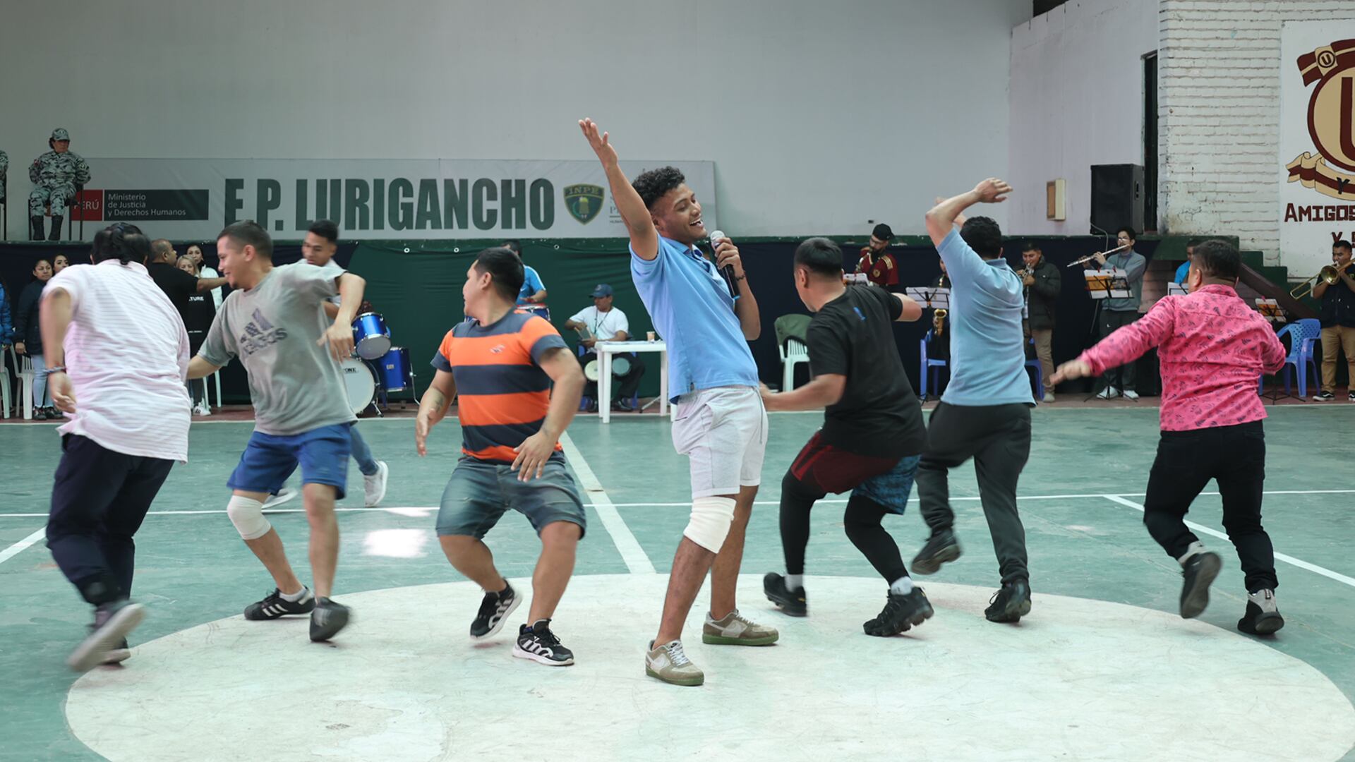 En el penal de San Juan de Lurigancho, internos se reinventan a través del teatro. "Lurigancho: El Musical", una obra dirigida por Yashim Bahamonde y apoyada por el INPE, cambia vidas y ofrece redención.
Foto: Paula Elizalde.