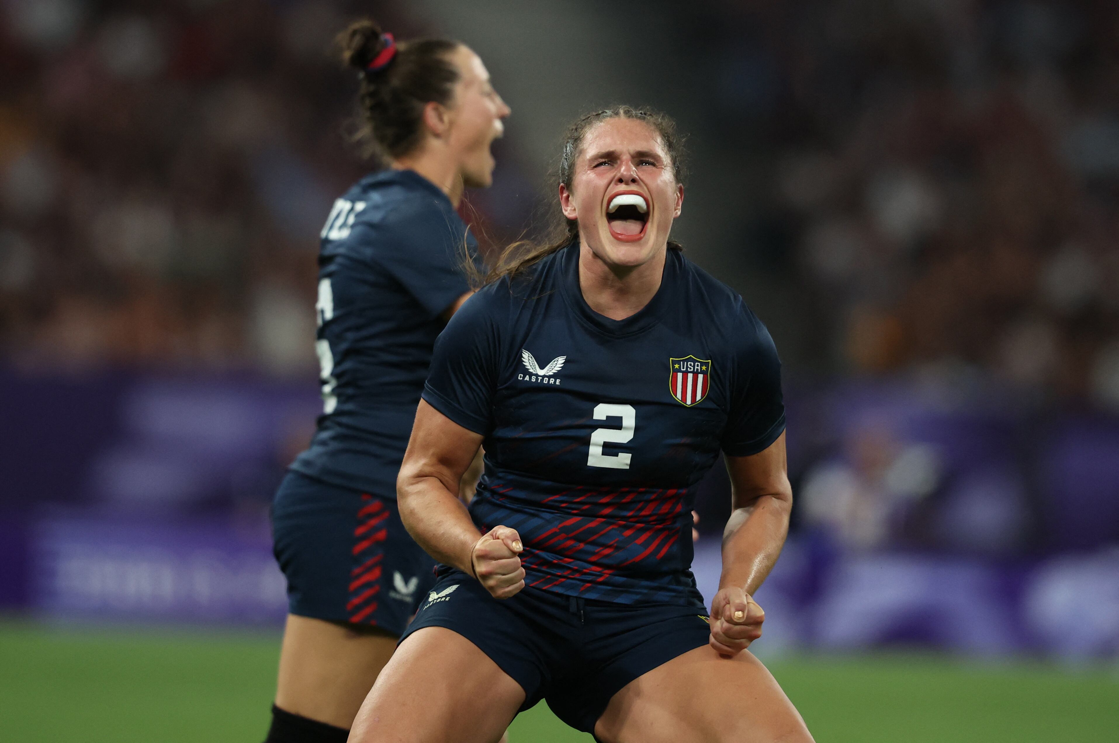 La jugadora estadounidense Ilona Maher lleva el rugby a nuevas alturas, ganando la primera medalla olímpica de su país y capturando corazones en las redes sociales. (REUTERS/Phil Noble)