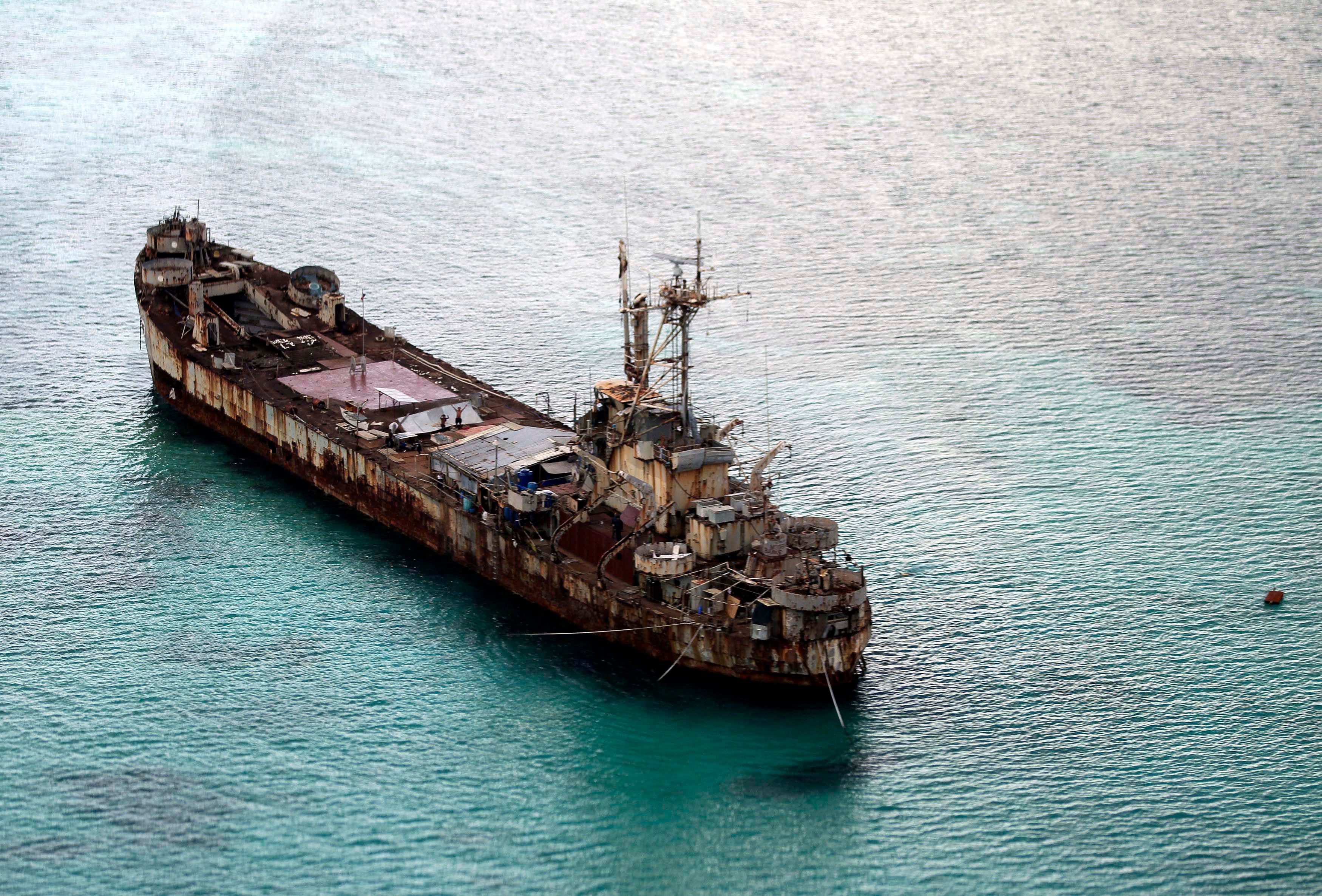 El navío Sierra Madre de la Marina de Filipinas anclado en las inmediaciones del banco de arena conocido como Ayungin y dotado con infantería a bordo para proteger el perímetro de las islas Spratly (EPA/RITCHIE B. TONGO)