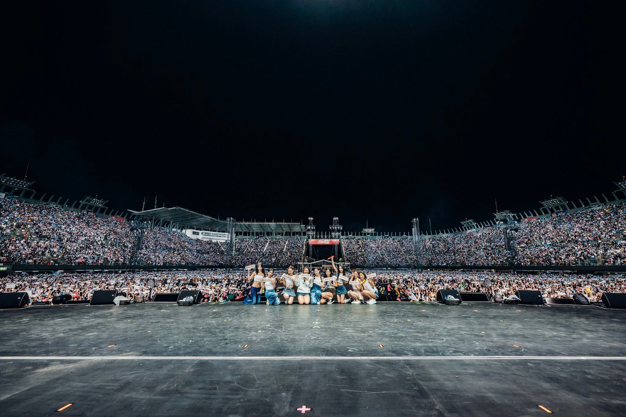 TWICE, foto del concierto del 2 de febrero en el Foro Sol foto: X/@JYPETWICE