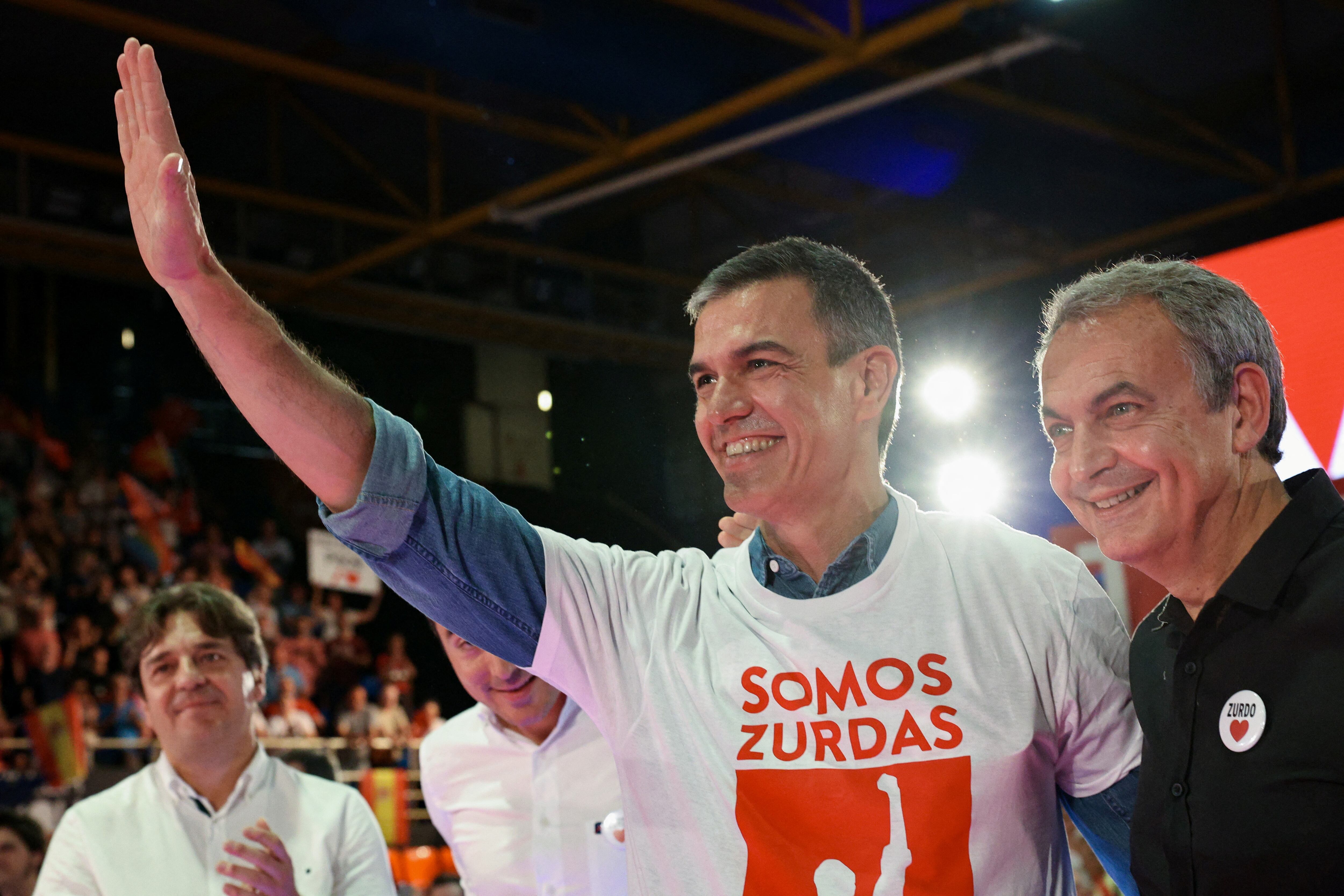 Pedro Sánchez junto a Rodríguez Zapatero, en un mitin reciente. REUTERS/Violeta Santos Moura Santos Moura