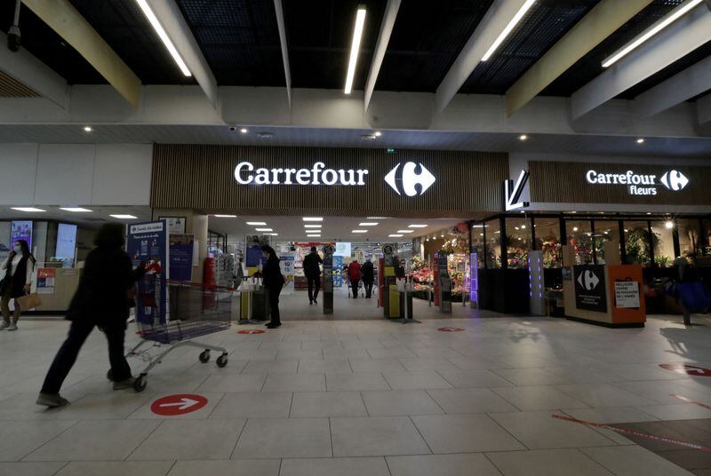 Foto de Archivo: Un cliente empuja un carro de compras en un hipermercado Carrefour en Niza, Francia. (REUTERS/Eric Gaillard)