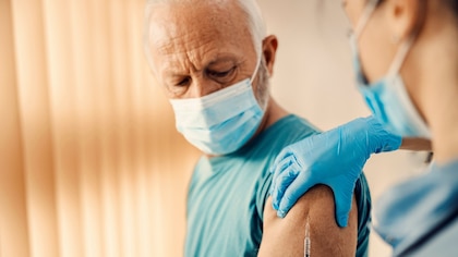 Los CDC refuerzan las recomendaciones sobre la vacuna contra el VSR para las personas mayores de 75 años