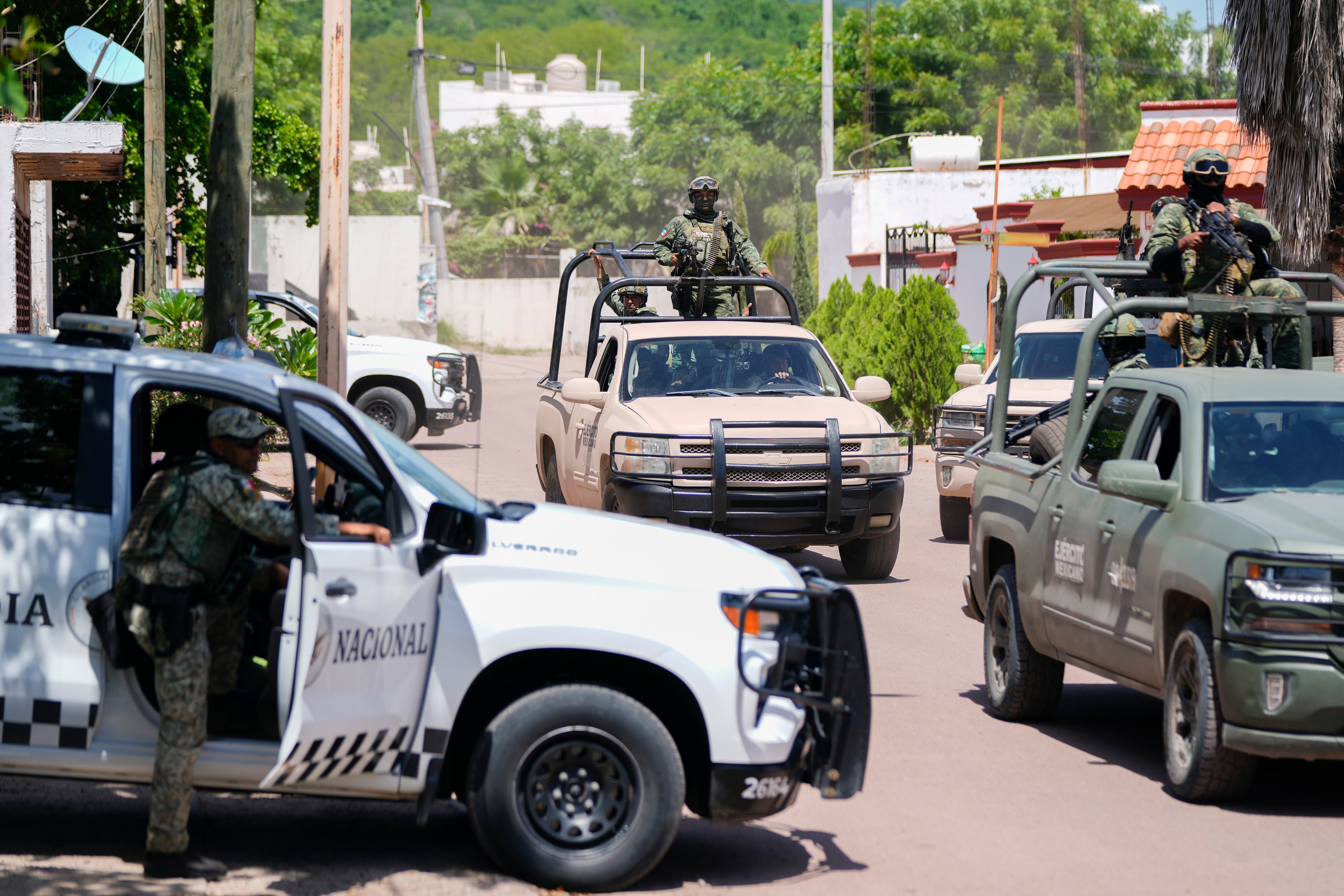 Fuerzas de la Guardia Nacional y soldados del Ejército patrullan el jueves 19 de septiembre de 2024 durante un operativo en un vecindario de Culiacán, estado de Sinaloa, México. (AP Foto/Eduardo Verdugo)