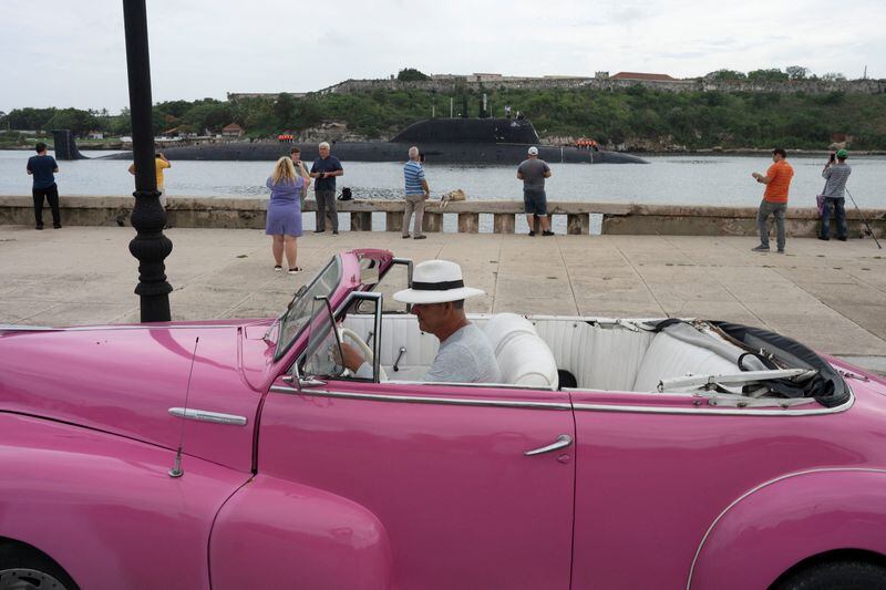 Un conductor aparca un coche antiguo mientras el submarino nuclear ruso Kazan entra en la bahía de La Habana (June 12, 2024. REUTERS/Alexandre Meneghini)