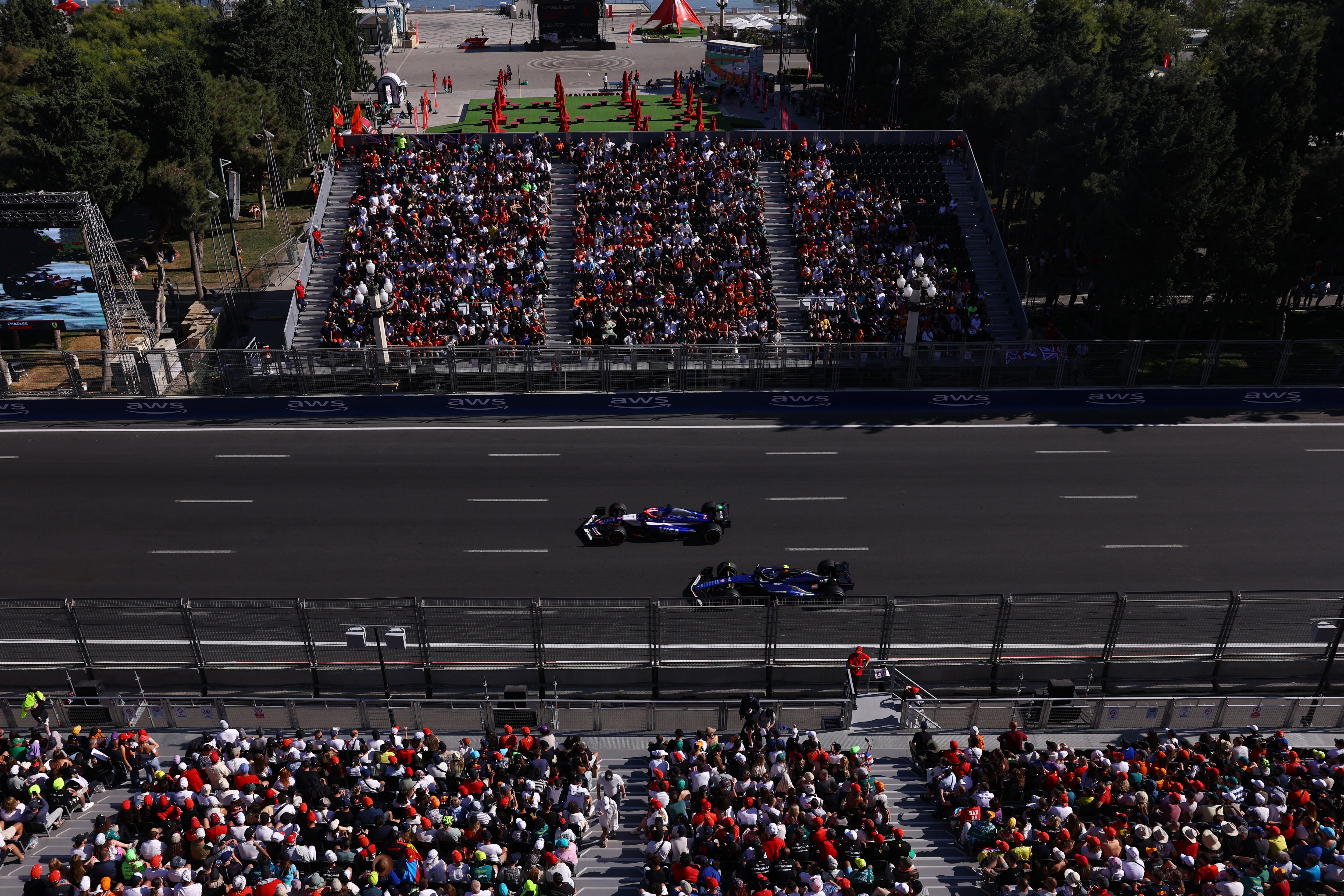 Colapinto junto a Daniel Ricciardo en la recta principal de Bakú (REUTERS/Hannah Mckay)