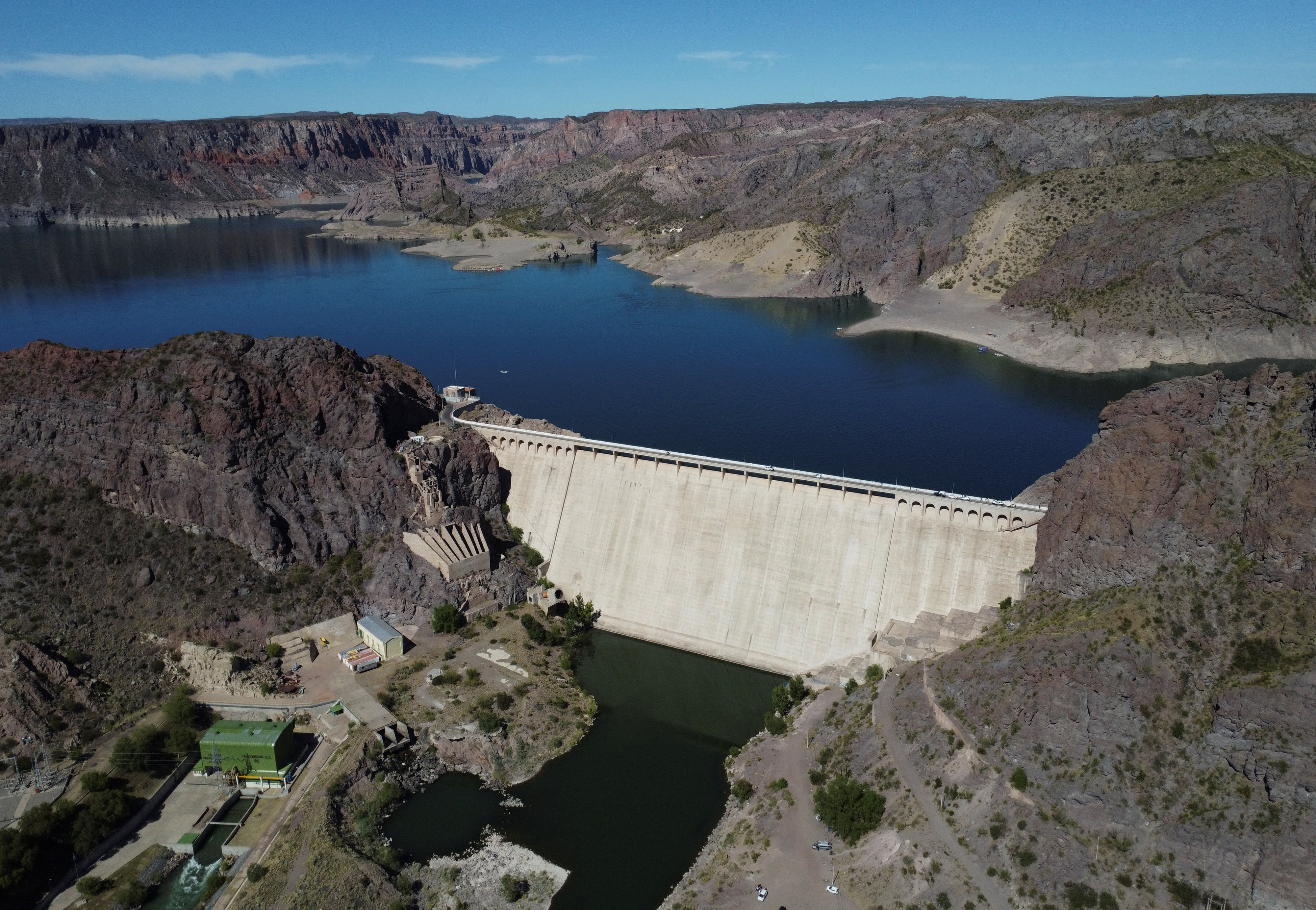 El compromiso oficial es que, para el fin de la década, se logre reducir aún más la generación térmica y aumentar la participación en la matriz energética de las fuentes renovales y limpias (Reuters)