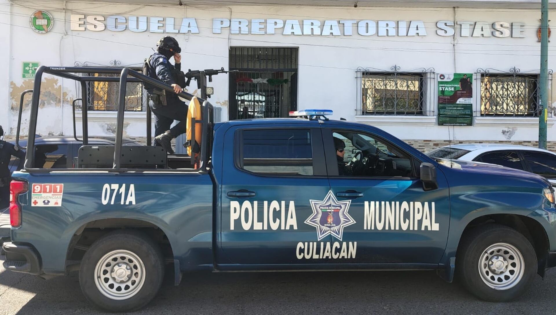 Imagen de agentes de la Policía Municipal durante operativo en escuelas de Culiacán. (Secretaría de Seguridad Pública y Tránsito Municipal Culiacán)