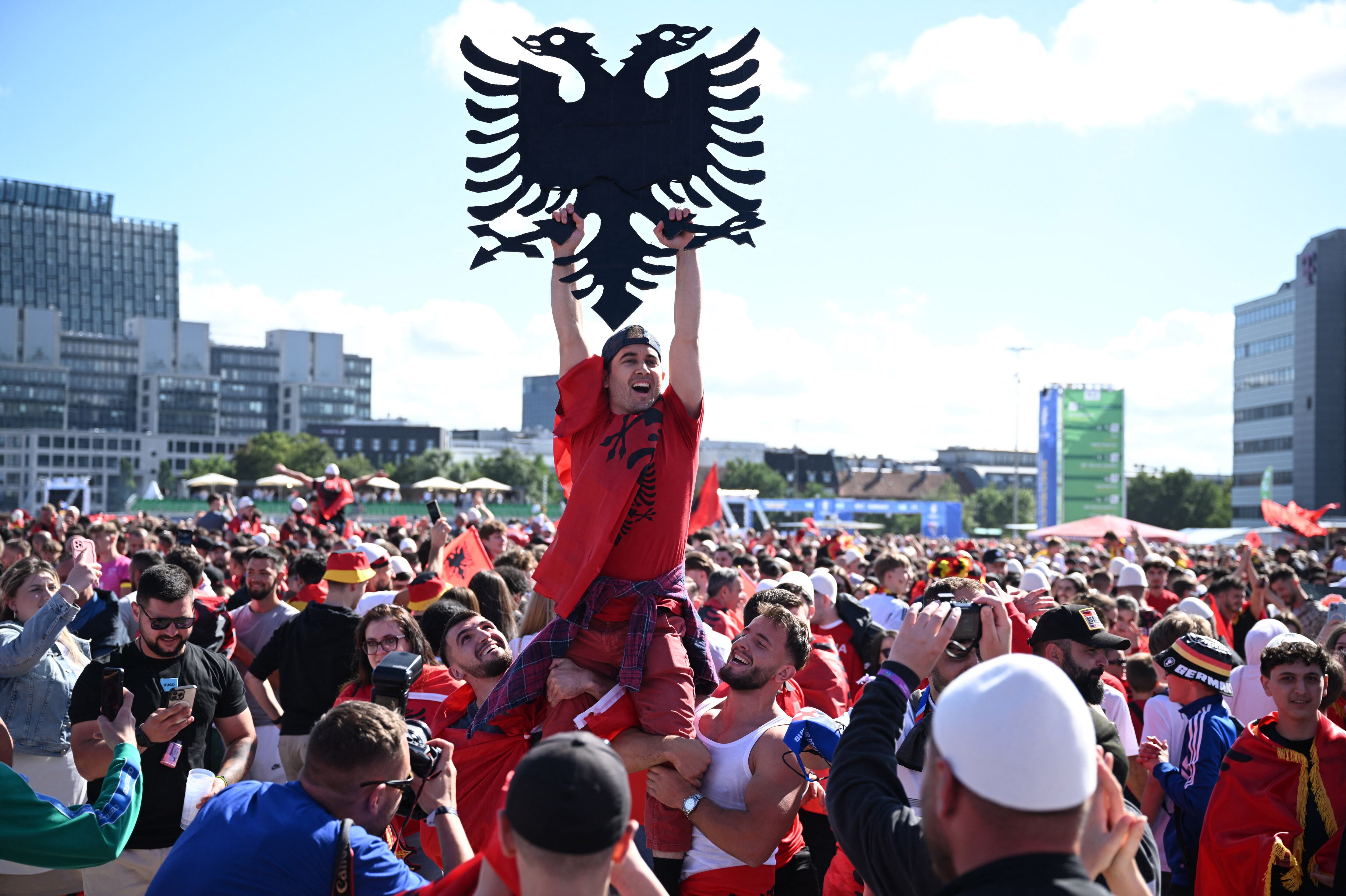 Algunos aficionados de Albania en Hamburgo durante el partido (Foto: Reuters/Annegret Hilse)