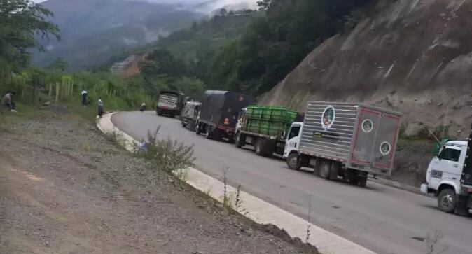 La emergencia ha afectado a cientos de conductores que han permanecido parados en la vía por horas. Foto: Denuncias Antioquia