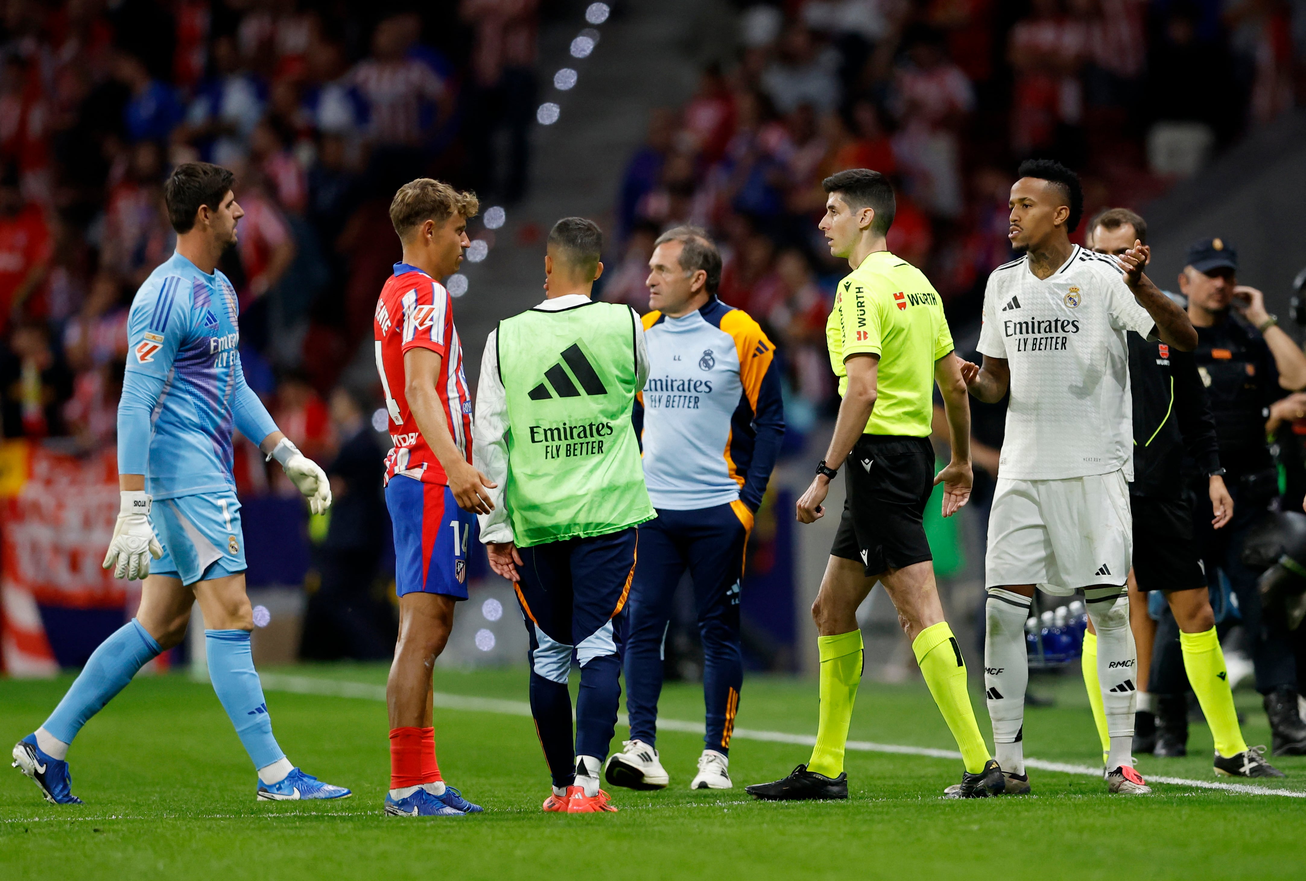 Tensión en el Metropolitano: el árbitro suspende el partido 15 minutos después de que la grada del Atlético de Madrid lanzara objetos a la portería del Real Madrid