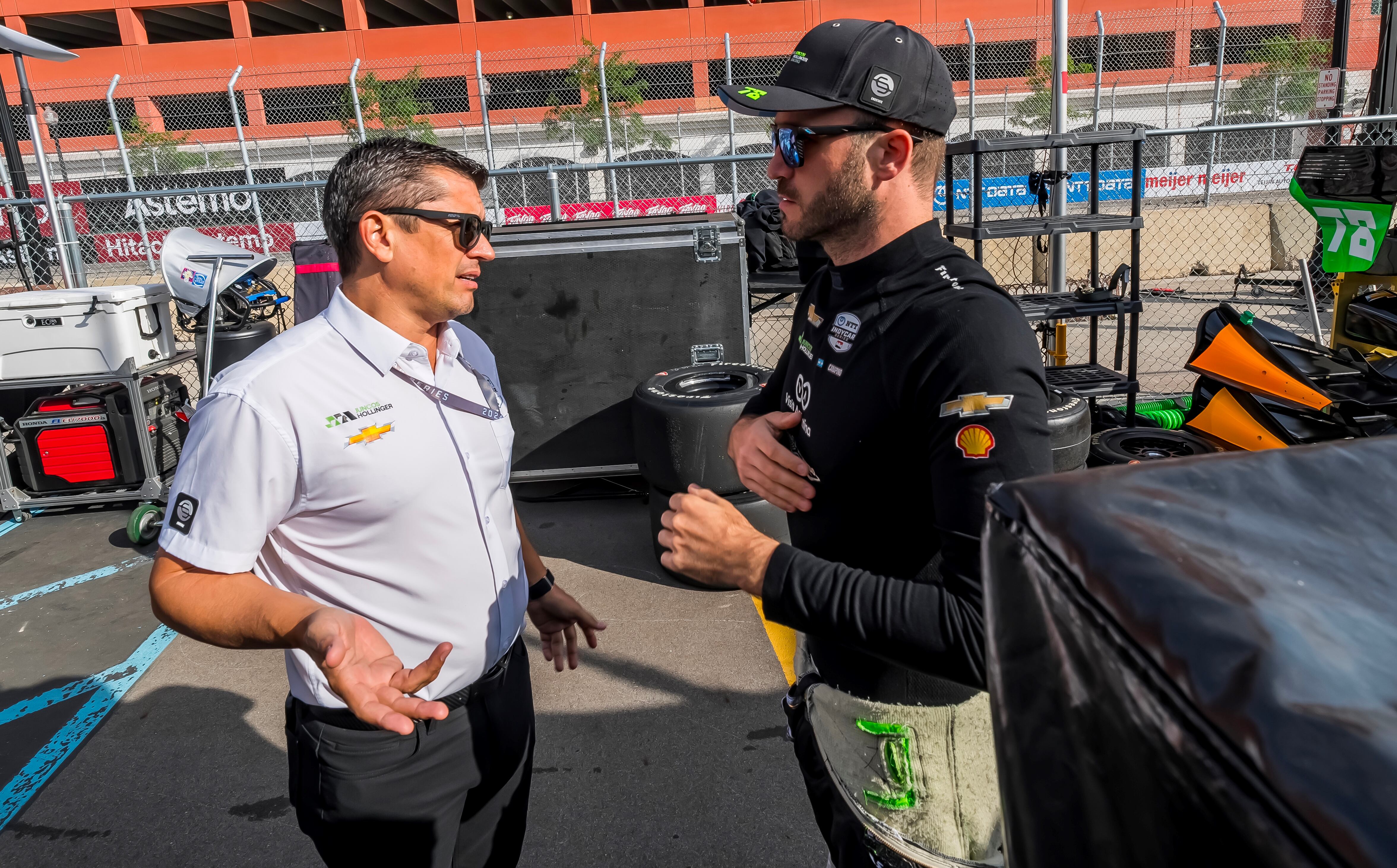 Ricardo Juncos y Agustín Canapino en los boxes del circuito callejero de Detroit, la última competencia que corrió el arrecifeño (Juncos Hollinger Racing)