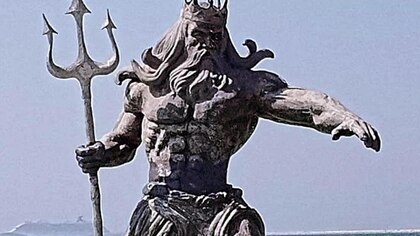 Yucatecos organizan “destrucción” de estatua de Poseidón ante llegada de huracanes 