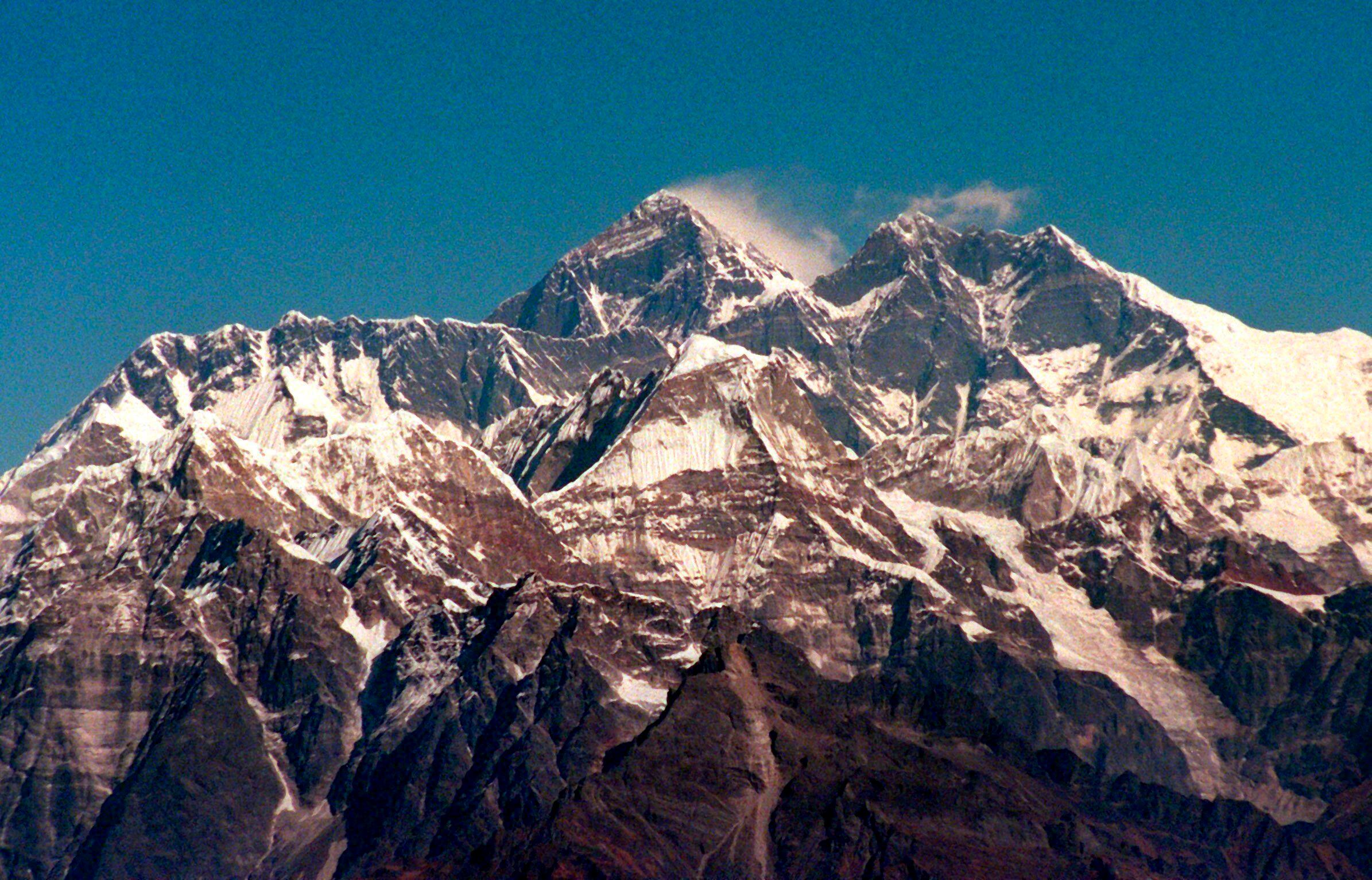 Una tormenta feroz dejó a Beck Weathers, gravemente congelado y en coma, solo en la ladera del Everest (EFE)
