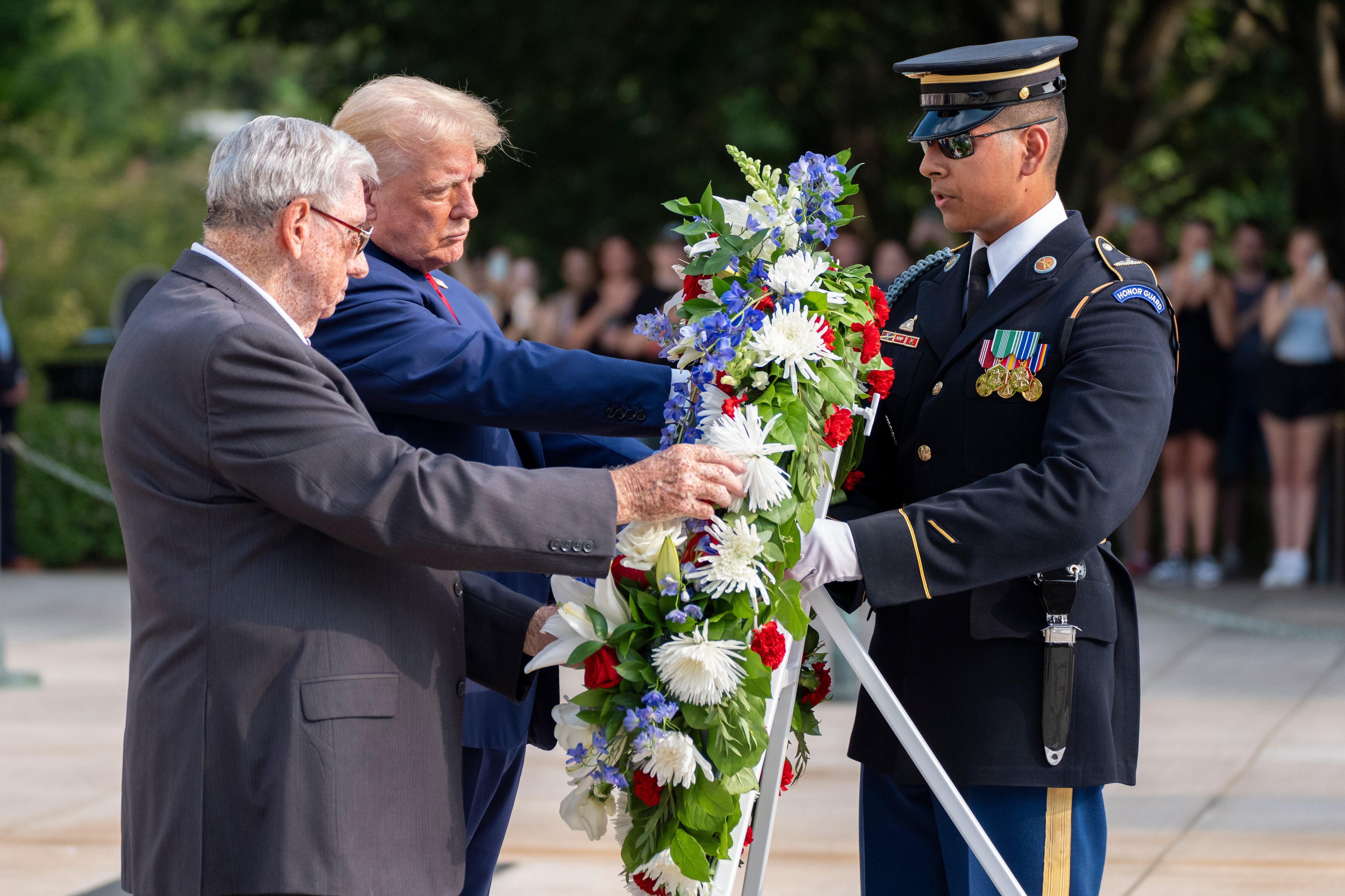 Bill Barnett, abuelo de Darin Taylor Hoover, y el candidato presidencial republicano, el ex presidente Donald Trump, colocan una corona de flores en la Tumba del Soldado Desconocido en honor del sargento Darin Taylor Hoover en el Cementerio Nacional de Arlington  (Foto AP/Alex Brandon).