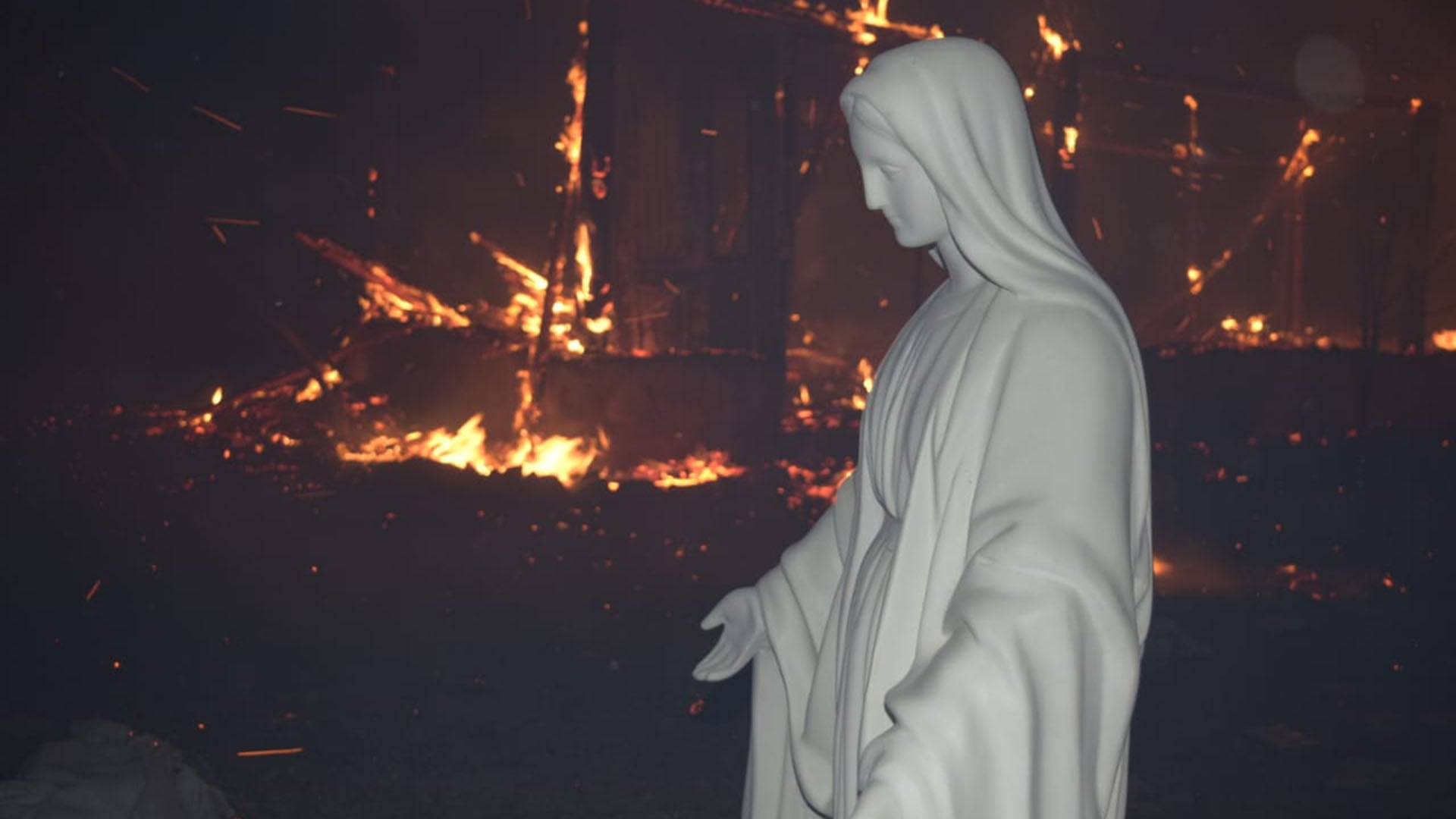 El fuego arrasó con un santuario en las sierras pero la Virgen quedó intacta