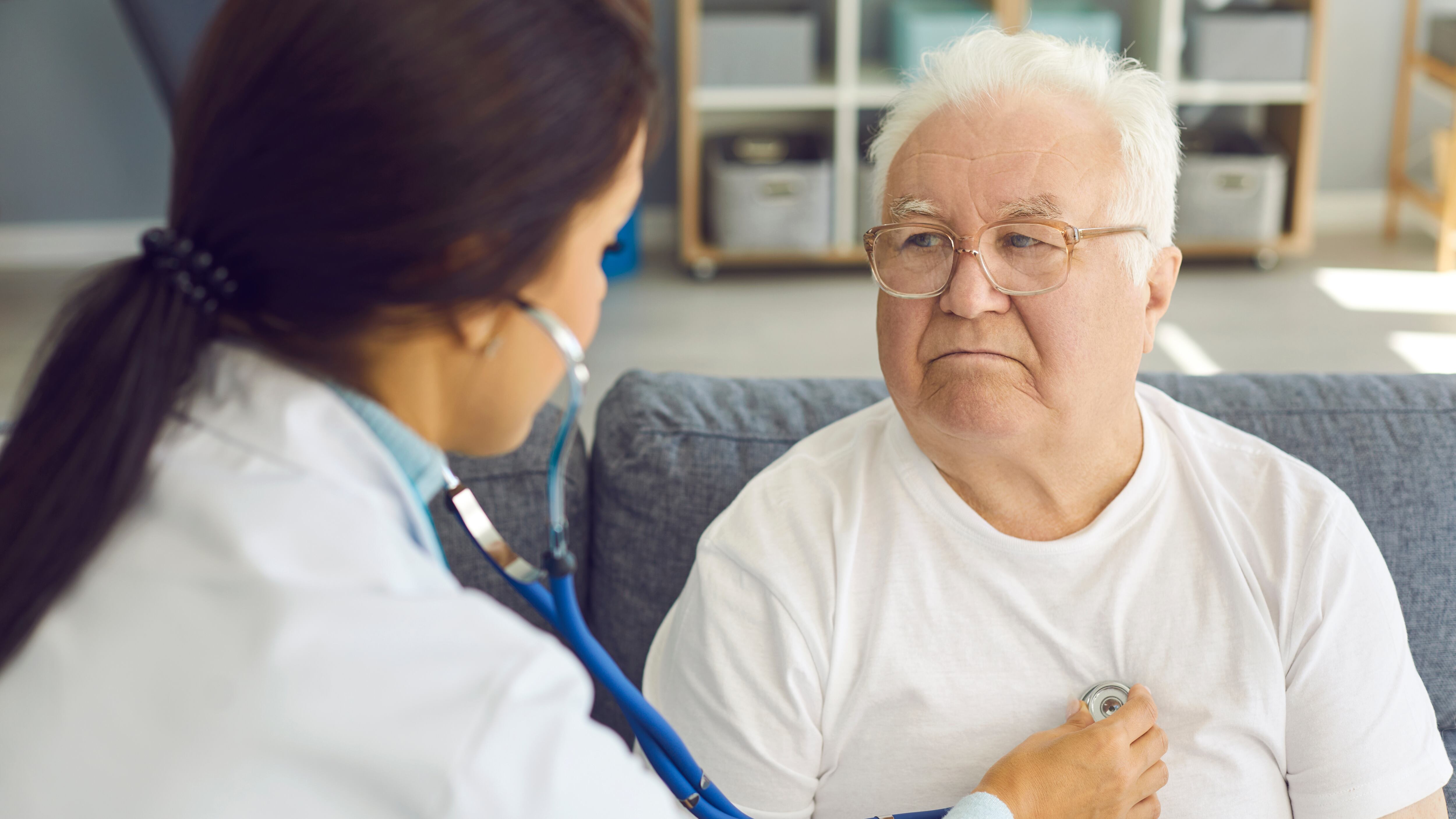 Una doctora visita a un paciente (Shutterstock)