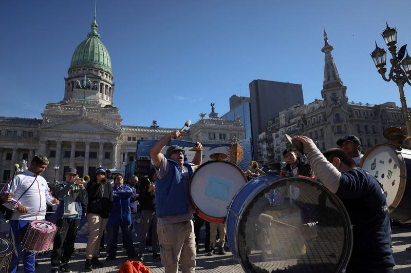 Frente al Congreso, piqueteros se manifiestan contra la Ley Bases. La concurrencia fue exigua 27 jun, 2024. REUTERS/Cristina Sille