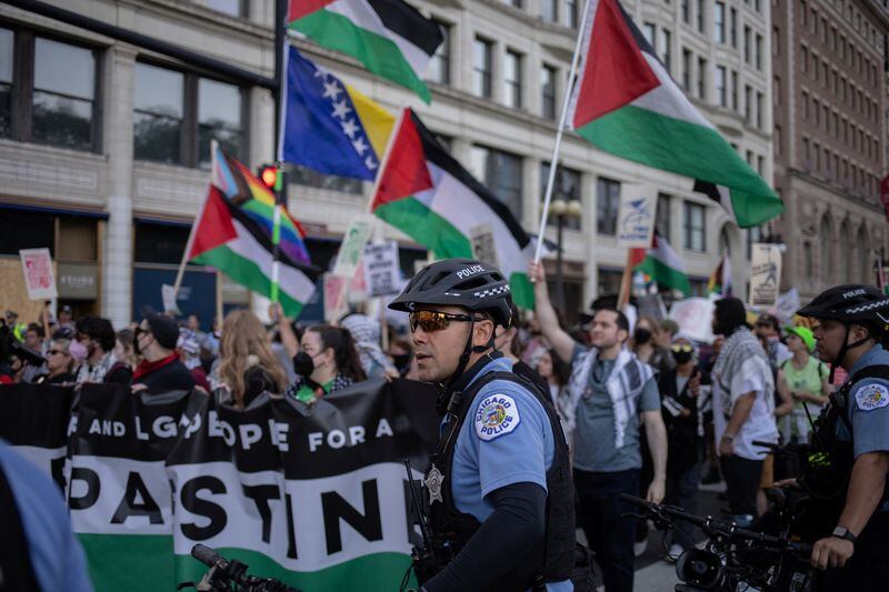 Activistas que marchan mientras ondean banderas palestinas antes de la Convención Nacional Demócrata (REUTERS/Adrees Latif)