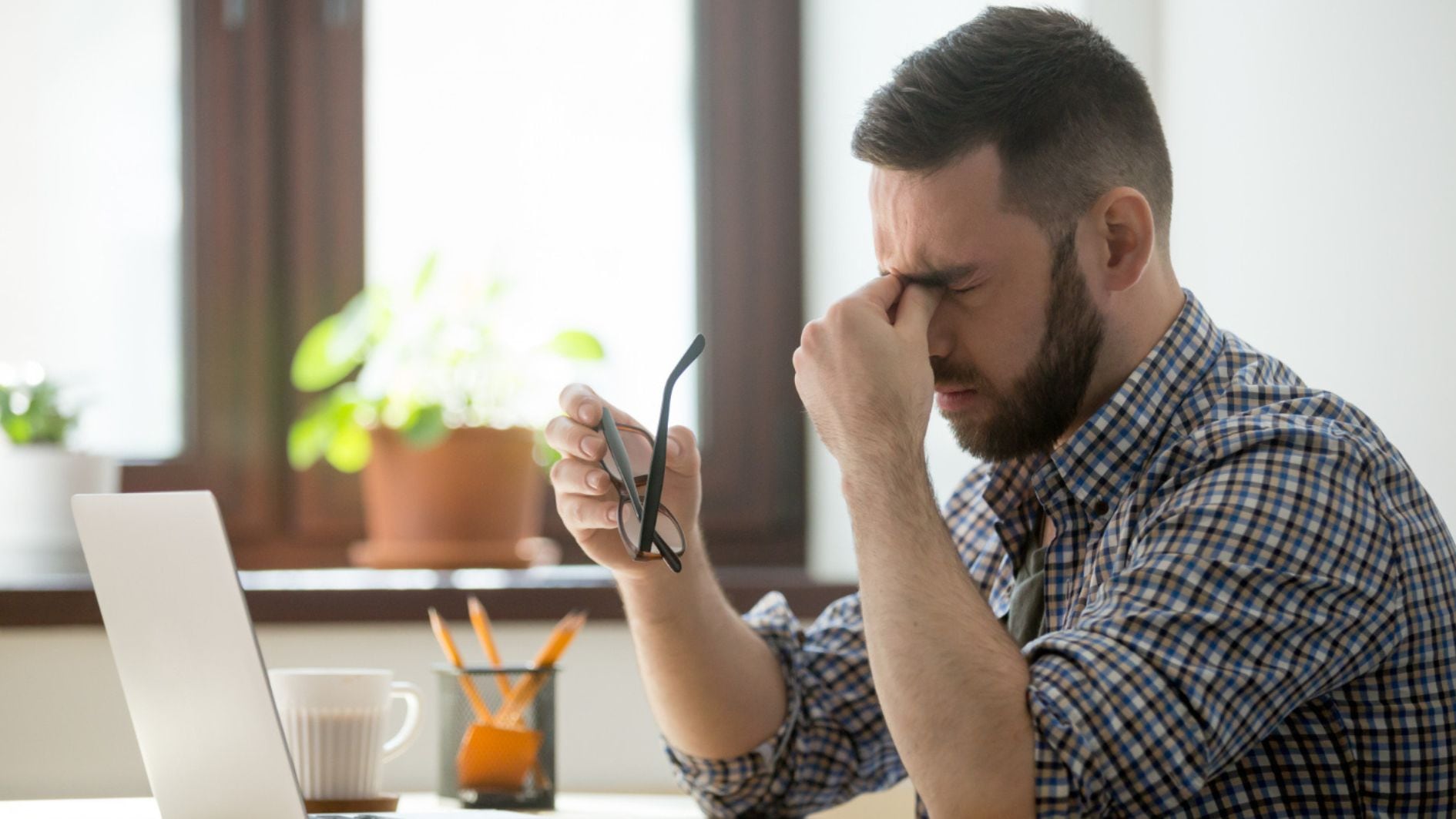 Aunque los hombres también puede sufrir migraña, esta condición se presenta con mayor frecuencia en las mujeres - crédito Freepik