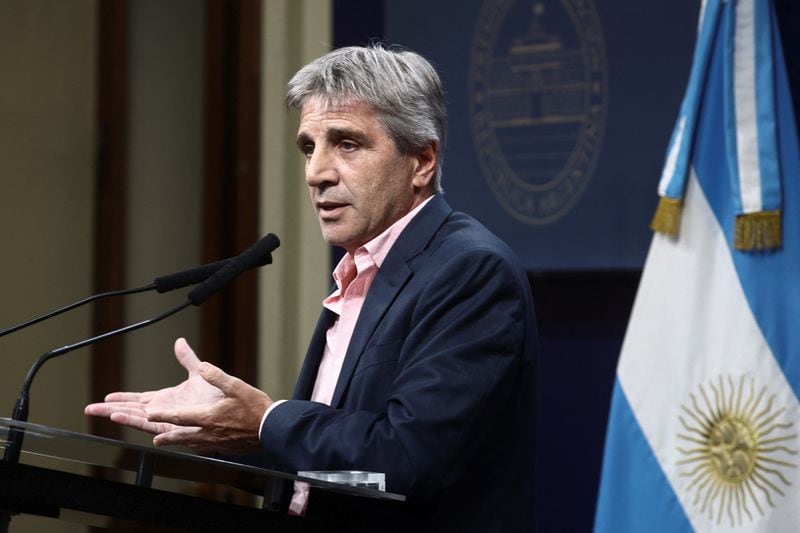 El ministro de Economía de Argentina, Luis Caputo, responde preguntas durane una conferencia de prensa en la Casa Rosada en Buenos Aires, Argentina. 26 ene, 2024. REUTERS/Tomas Cuesta