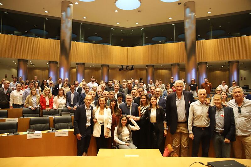 Reunión con deportistas en el Congreso. (@educaciongob/X)