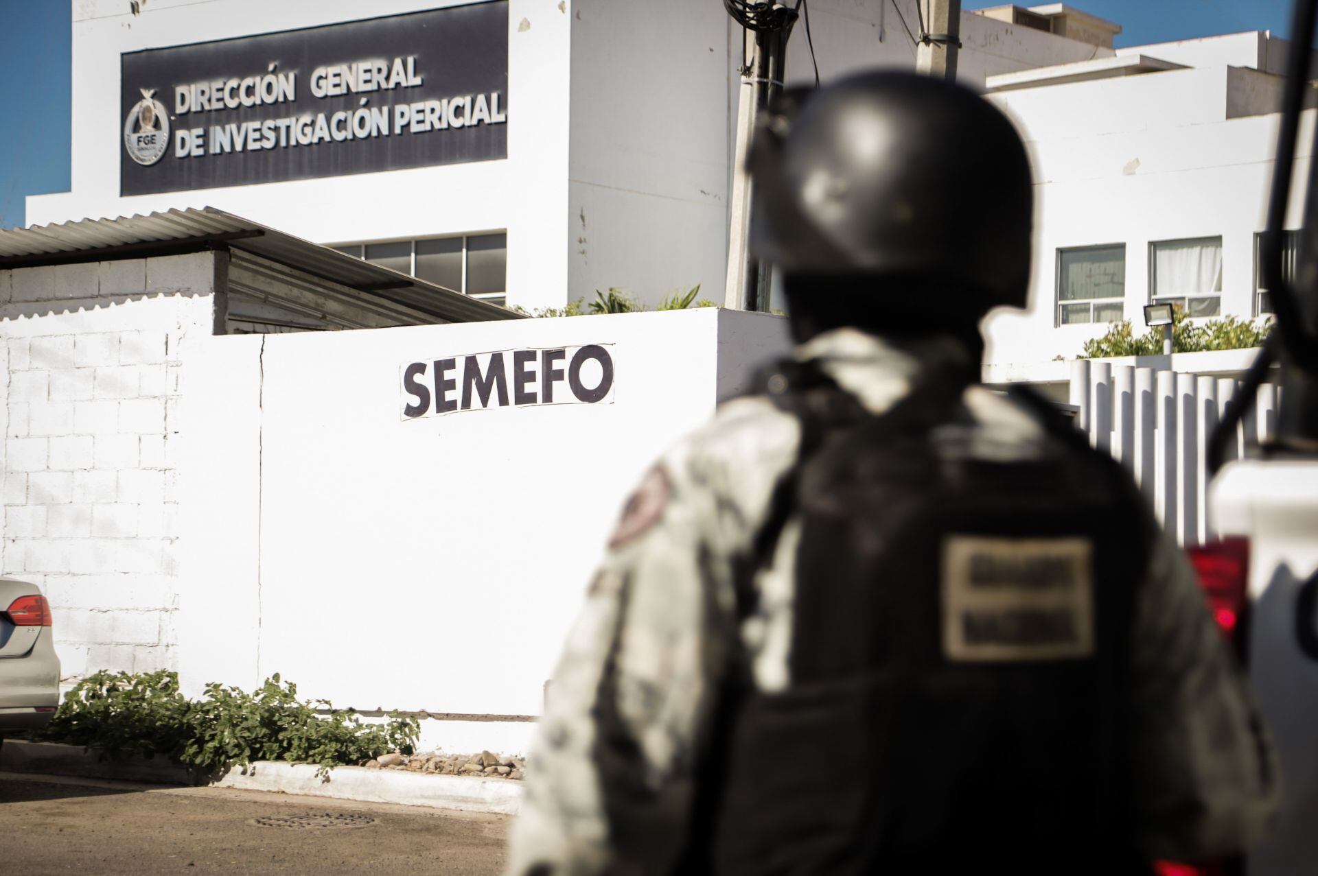 Elementos de la Guardia Nacional resguardan las inmediaciones del SEMEFO de Culiacán, Sinaloa (JESÚS VERDUGO/CUARTOSCURO)