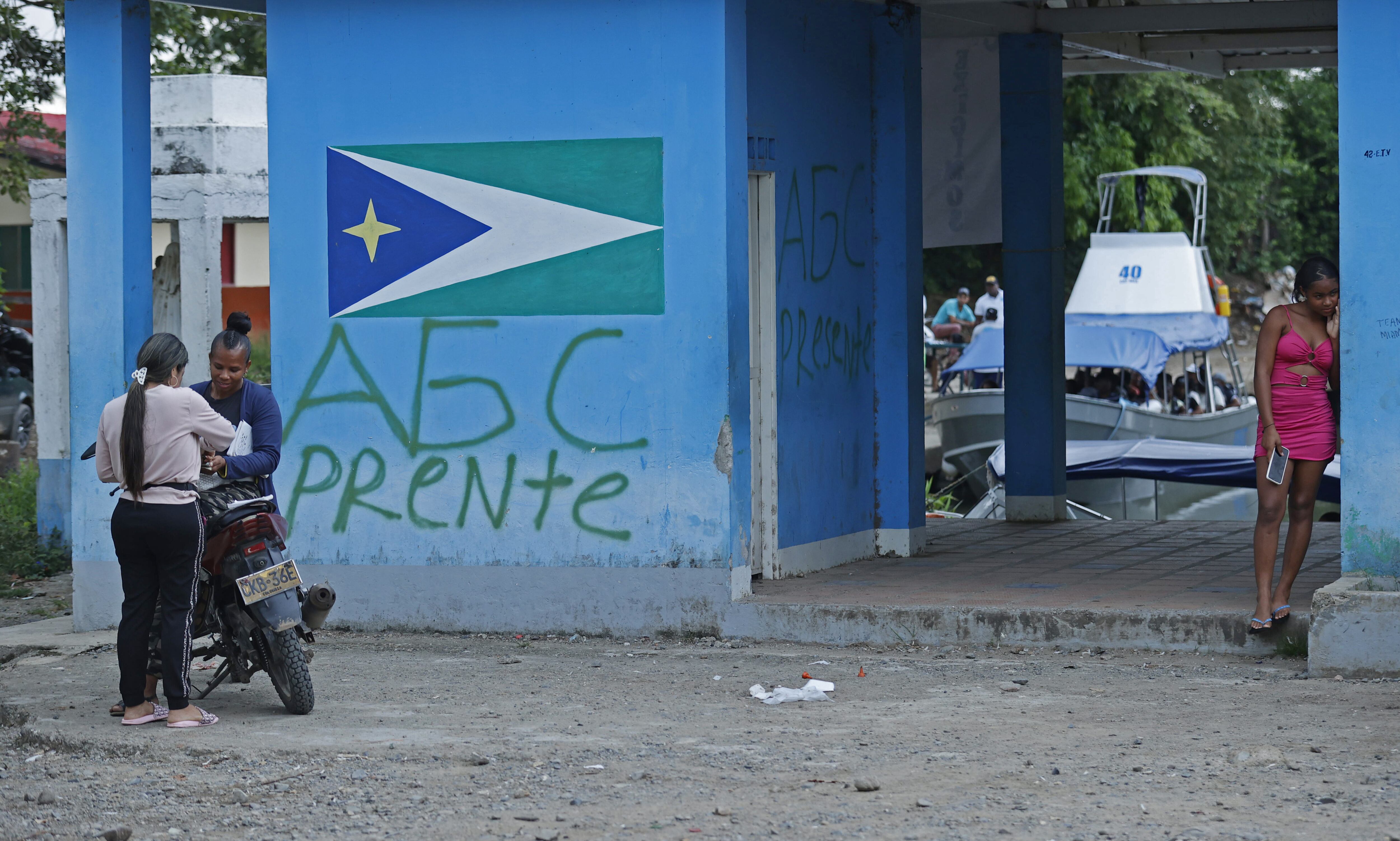 Fotografía de archivo de grafitis del Clan del Golfo, también conocido como Autodefensas Gaitanistas de Colombia (AGC). EFE/Mauricio Dueñas Castañeda
