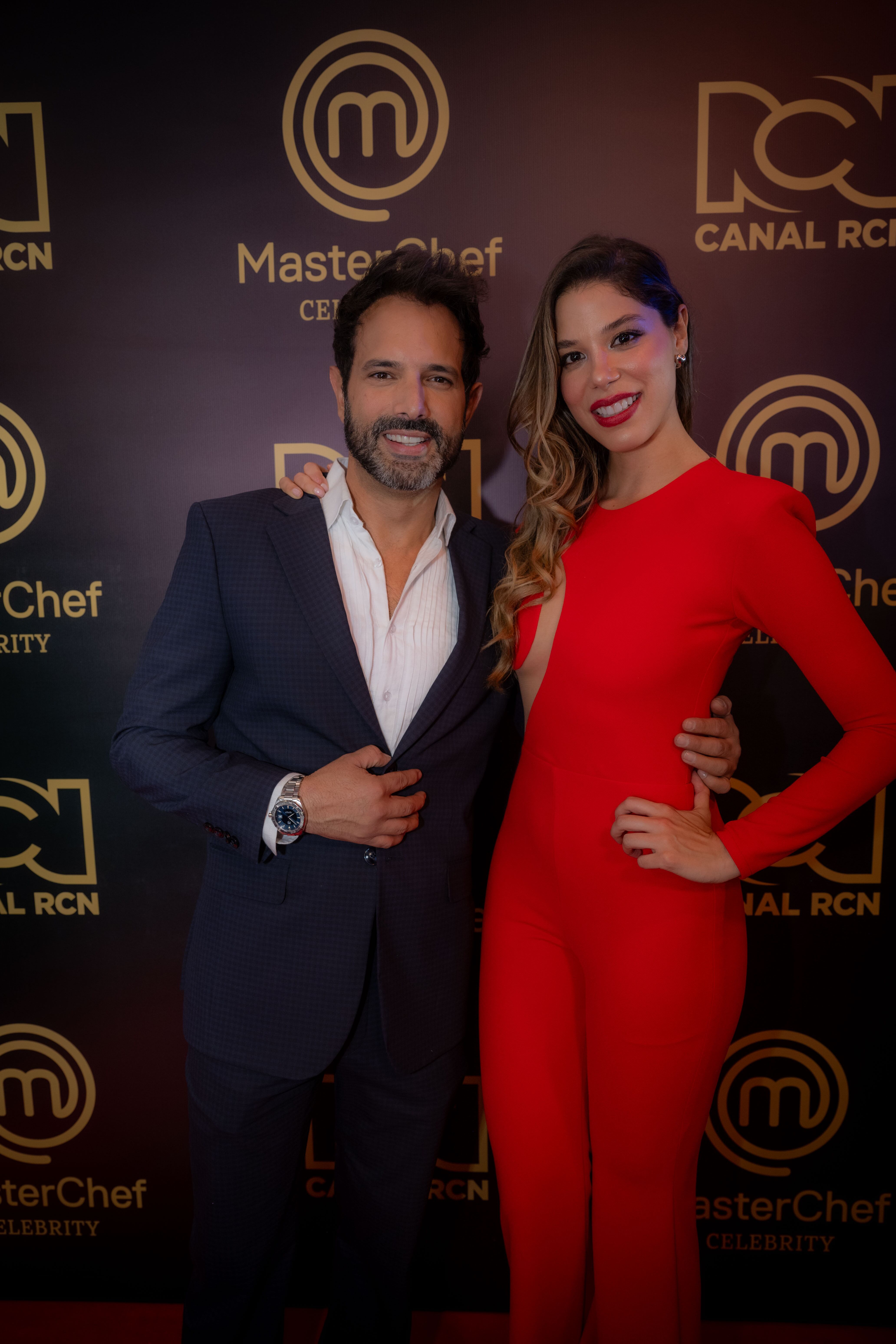 Alejandro Estrada y Domina Duque durante el estreno de 'MasterChef Celebrity Colombia' 2024