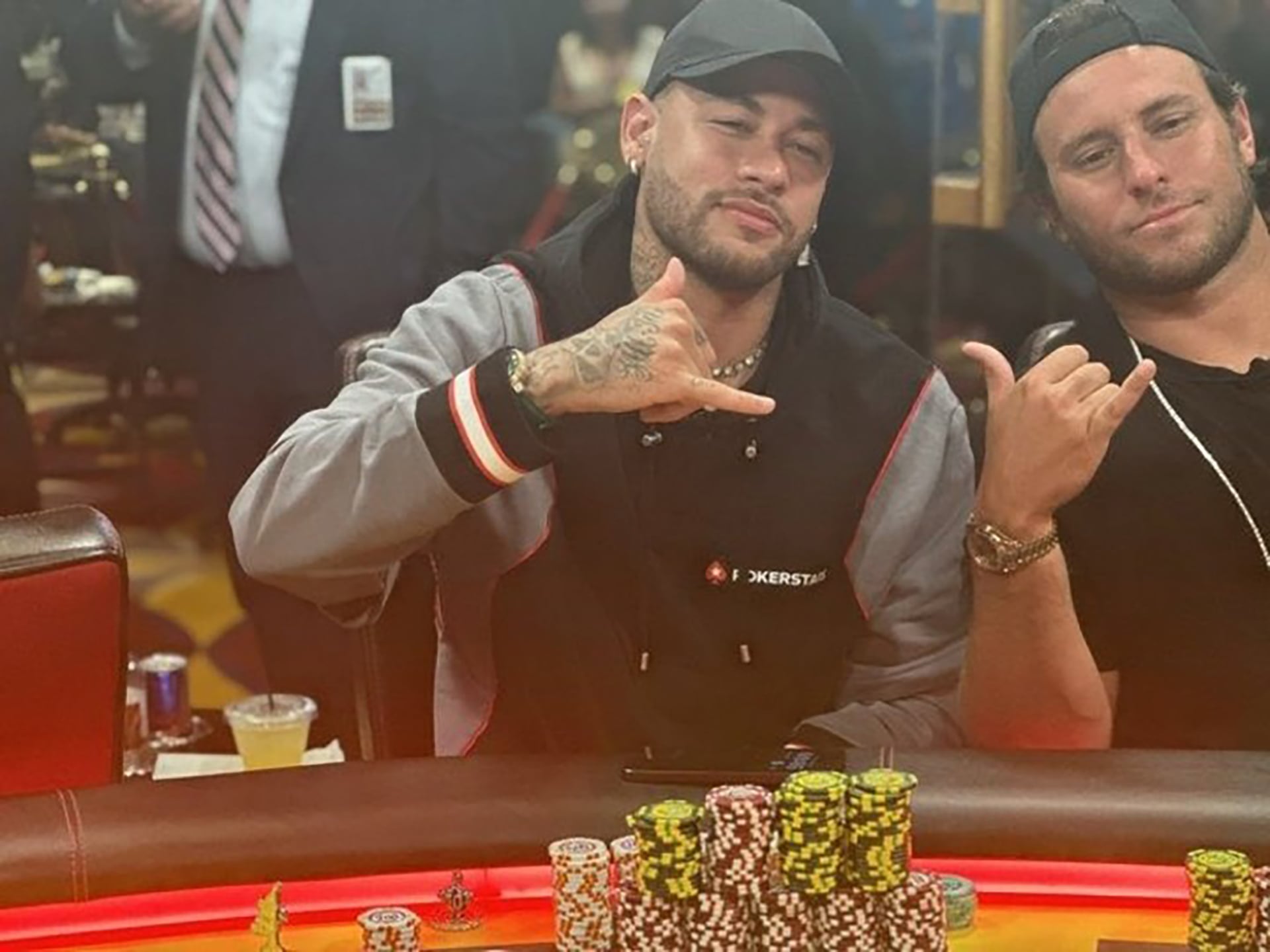 Neymar jugando al póker