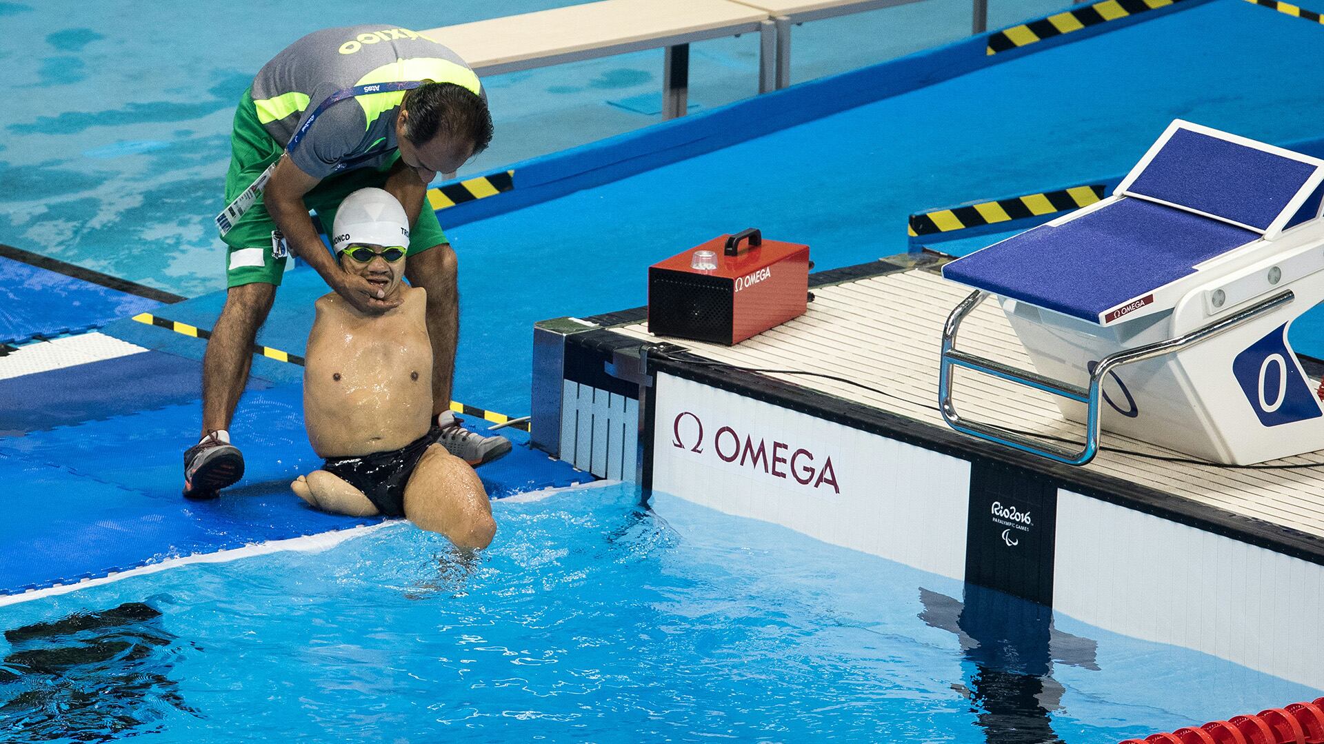 El equipo médico enfrenta diversos desafíos en la natación adaptada, como el manejo de atletas con lesiones congénitas y complicaciones respiratorias, garantizando que puedan competir de manera segura y efectiva. hoto by Al Tielemans for OIS/IOC via AFP. 