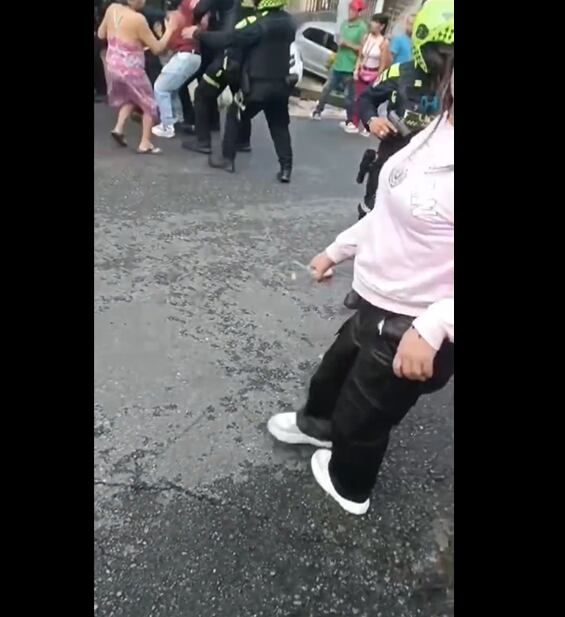 Por este pico de botella que la joven tenía en su mano fue que uno de los agentes accionó la pistola taser, sin embargo la comunidad no tomó de la mejor forma esta acción y todo terminó en una asonada - crédito Radio Paisa Medellin/Facebook